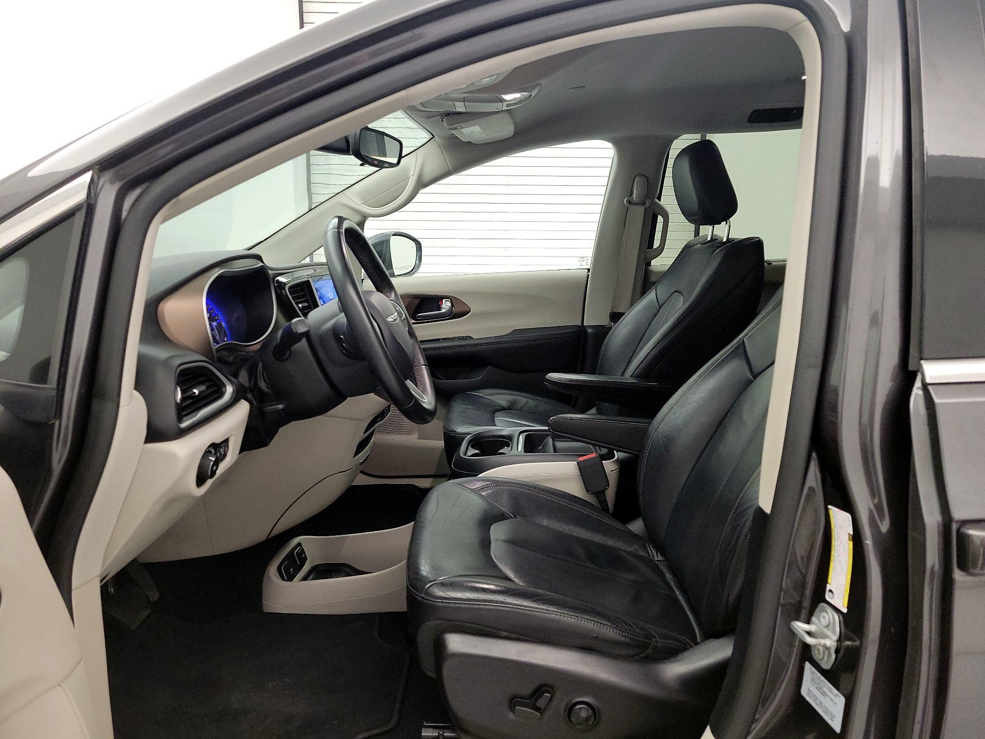 Thumbnail: 2017 Chrysler Pacifica - 11