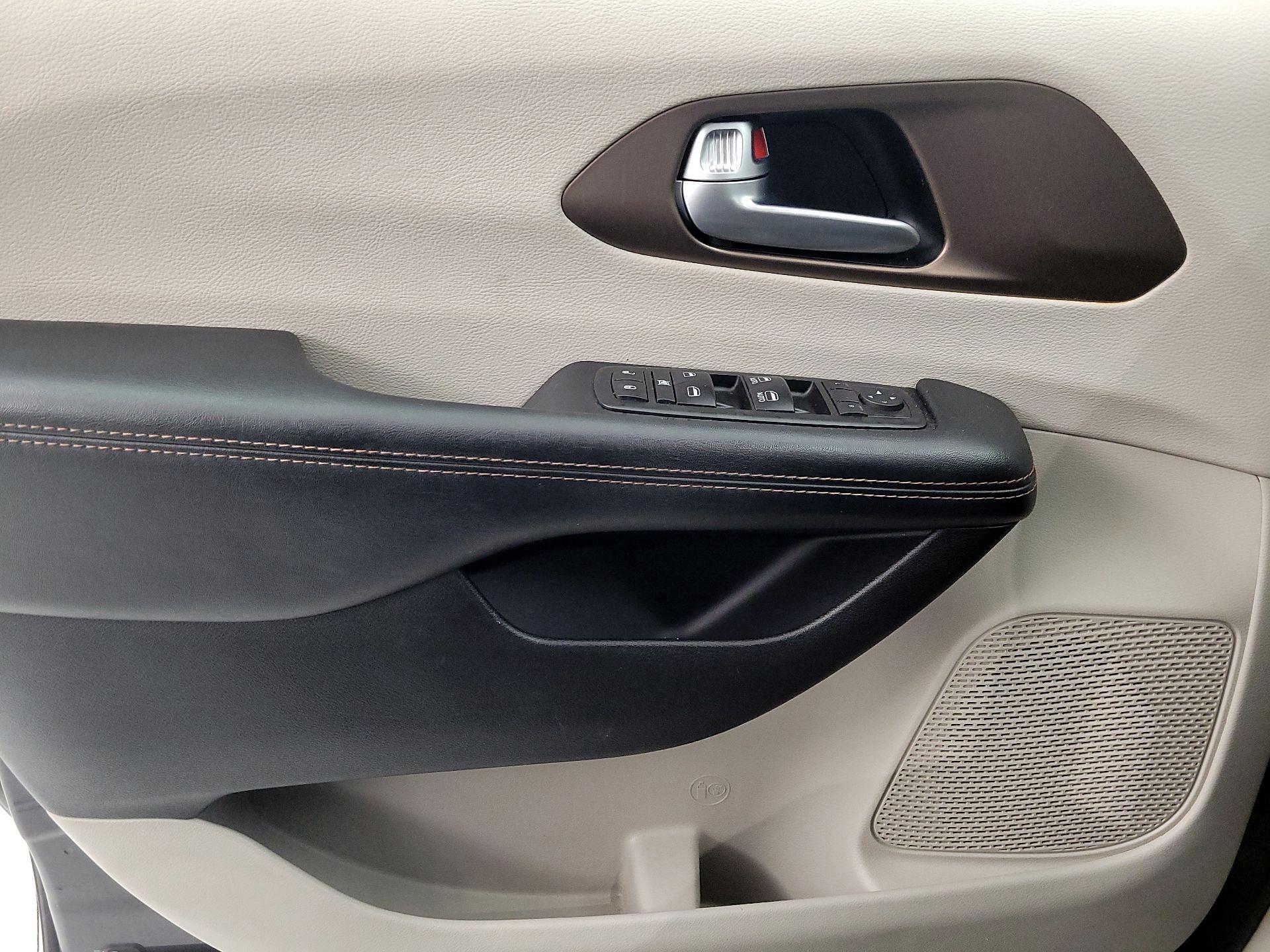 Thumbnail: 2017 Chrysler Pacifica - 12