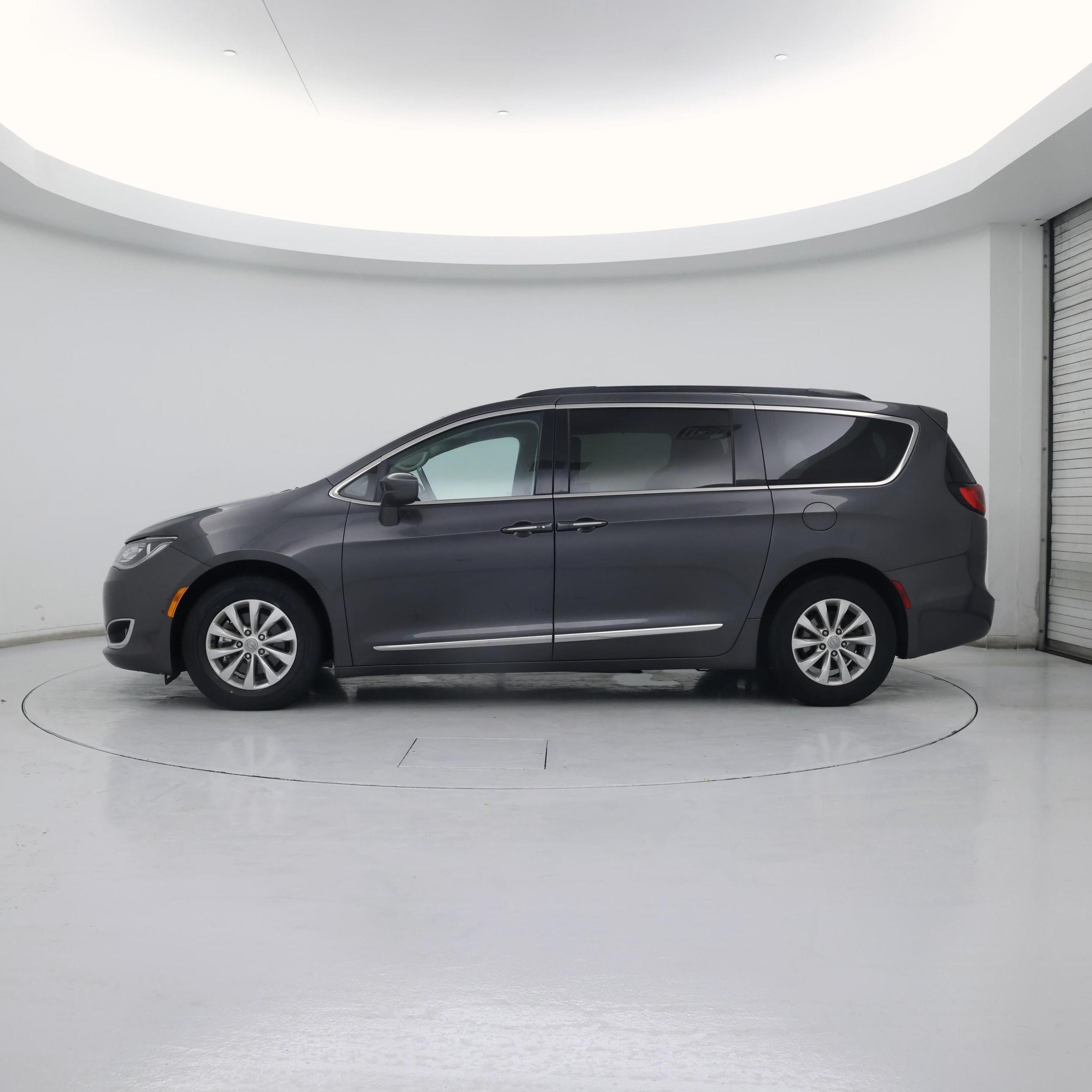 Thumbnail: 2017 Chrysler Pacifica - 3