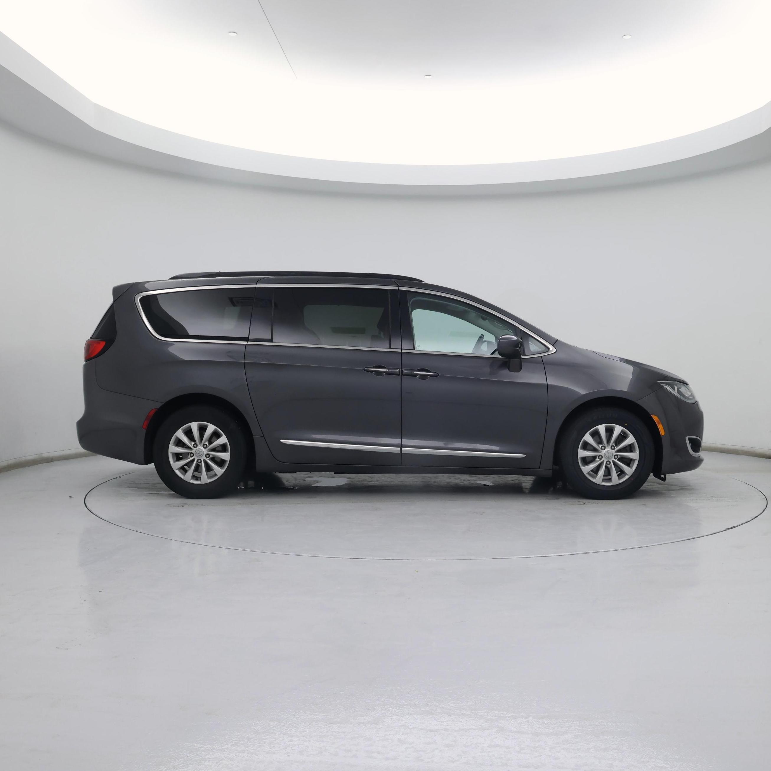 Thumbnail: 2017 Chrysler Pacifica - 7