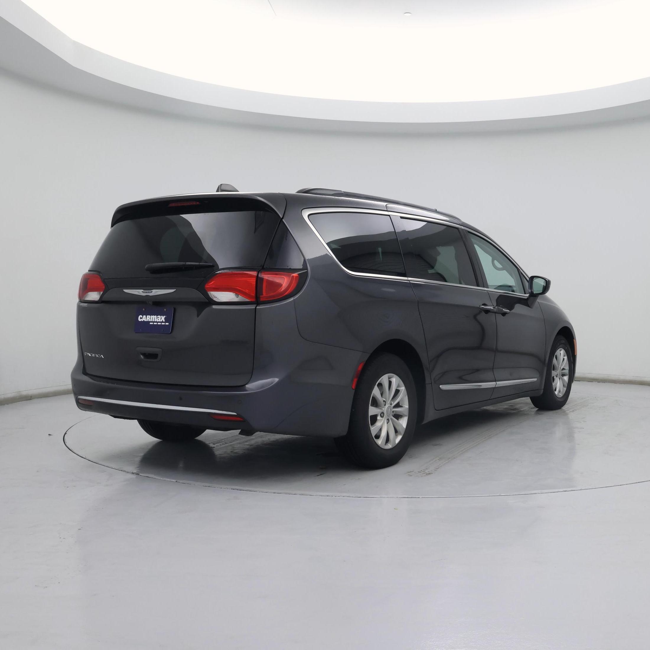 Thumbnail: 2017 Chrysler Pacifica - 8