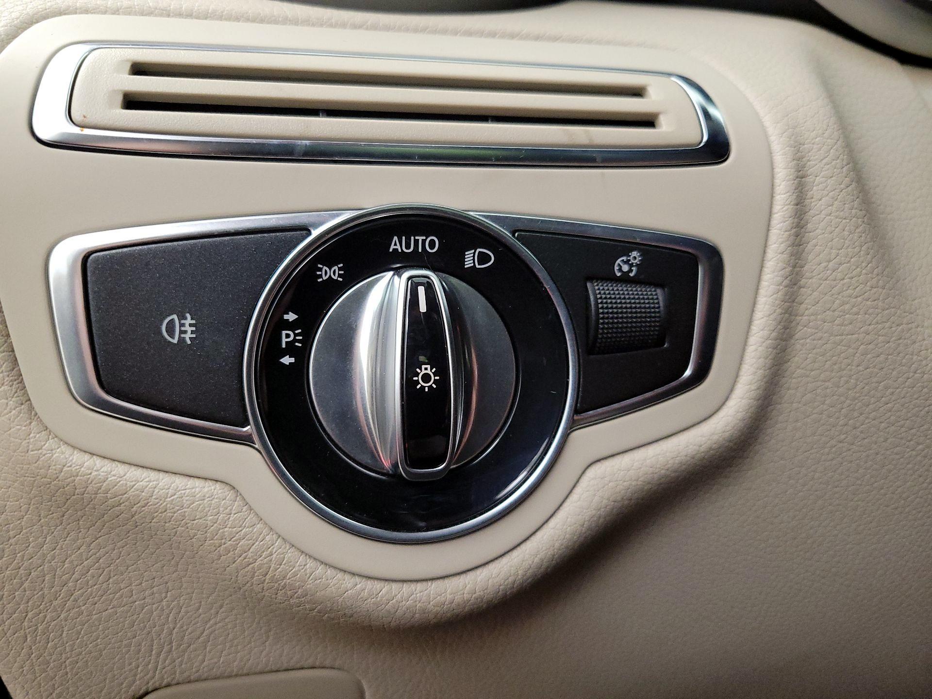 Thumbnail: 2015 Mercedes-Benz C-Class - 13