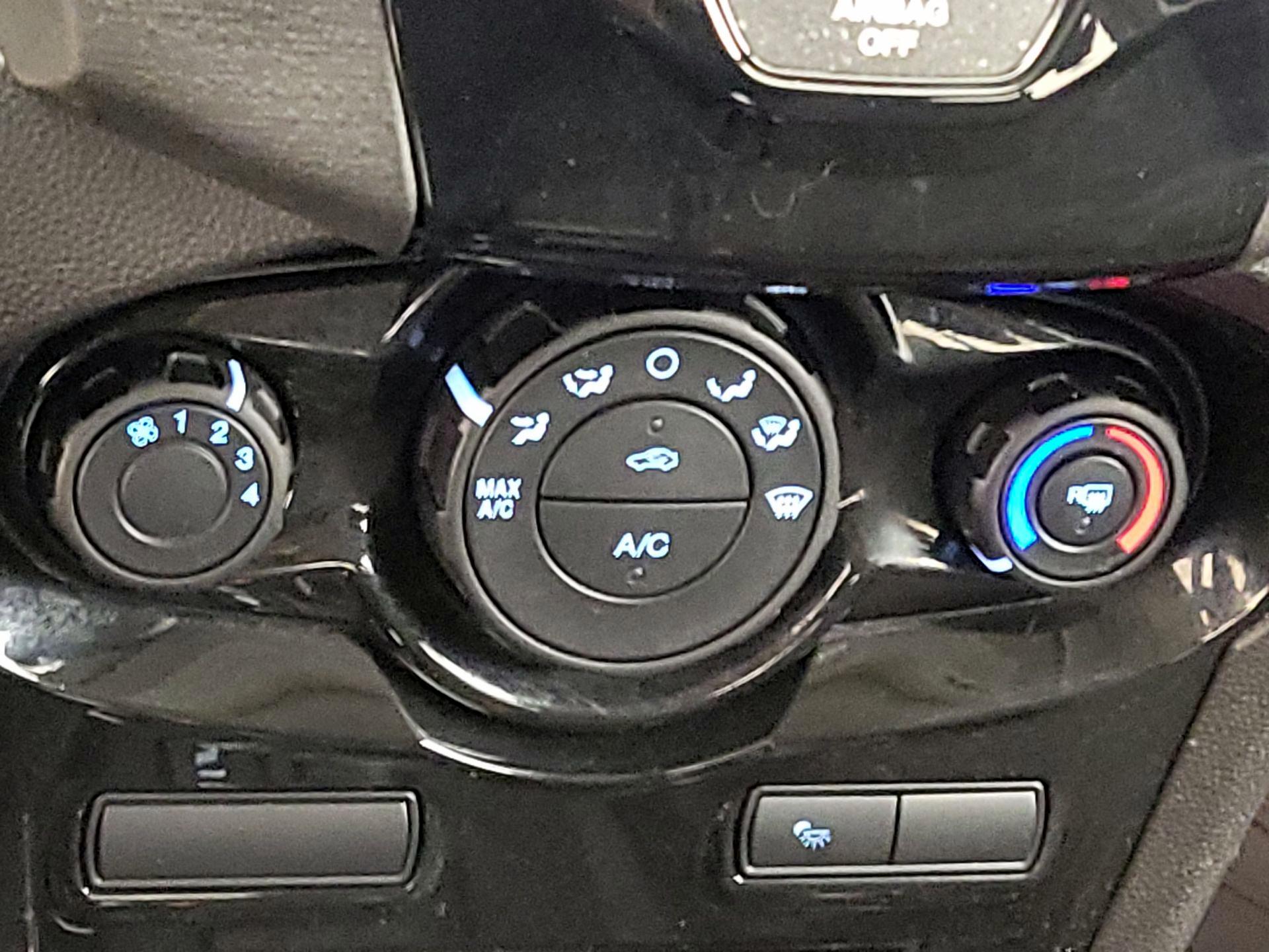 Thumbnail: 2016 Ford Fiesta - 16