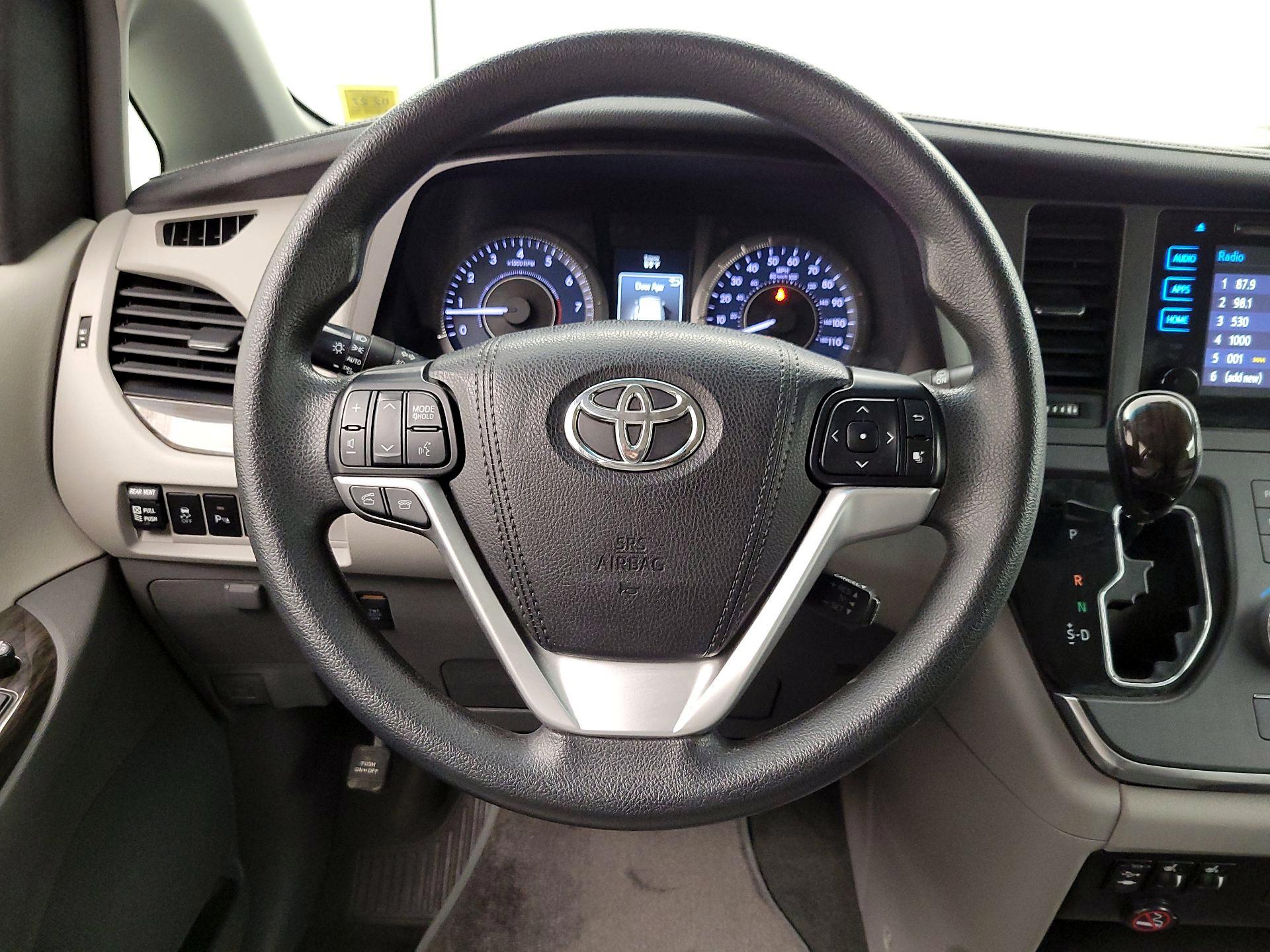 Thumbnail: 2015 Toyota Sienna - 10