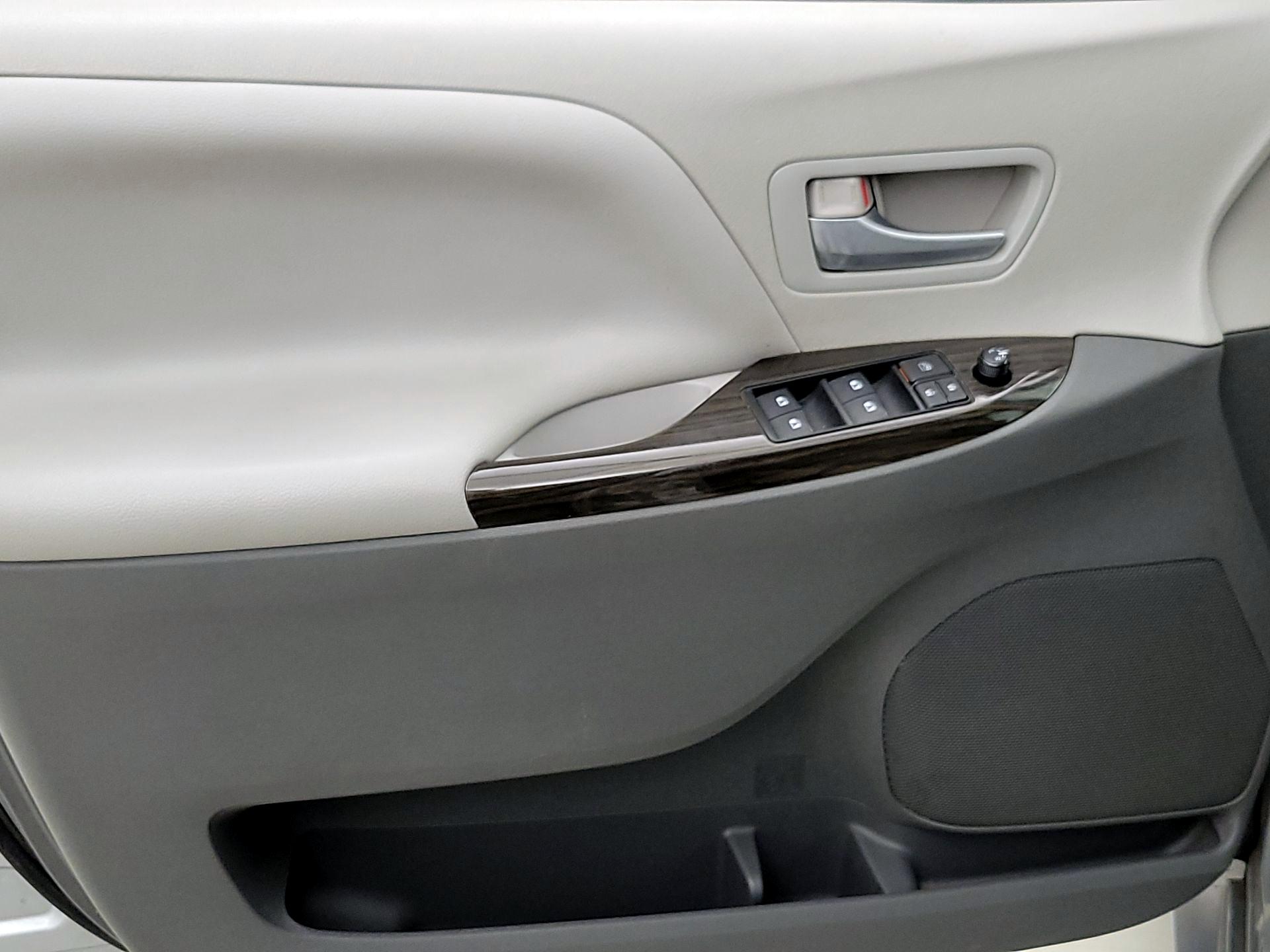 Thumbnail: 2015 Toyota Sienna - 12