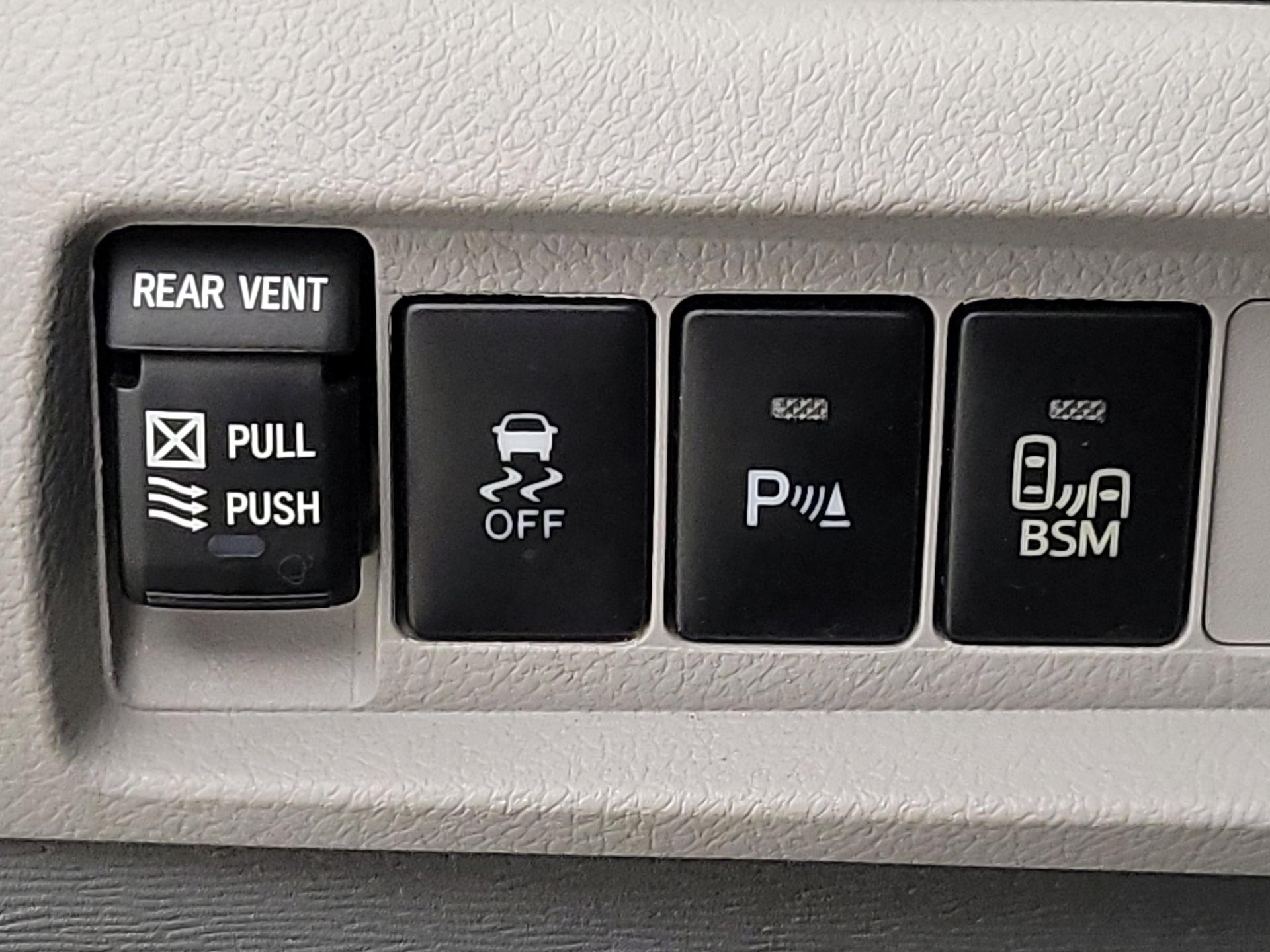 Thumbnail: 2015 Toyota Sienna - 13