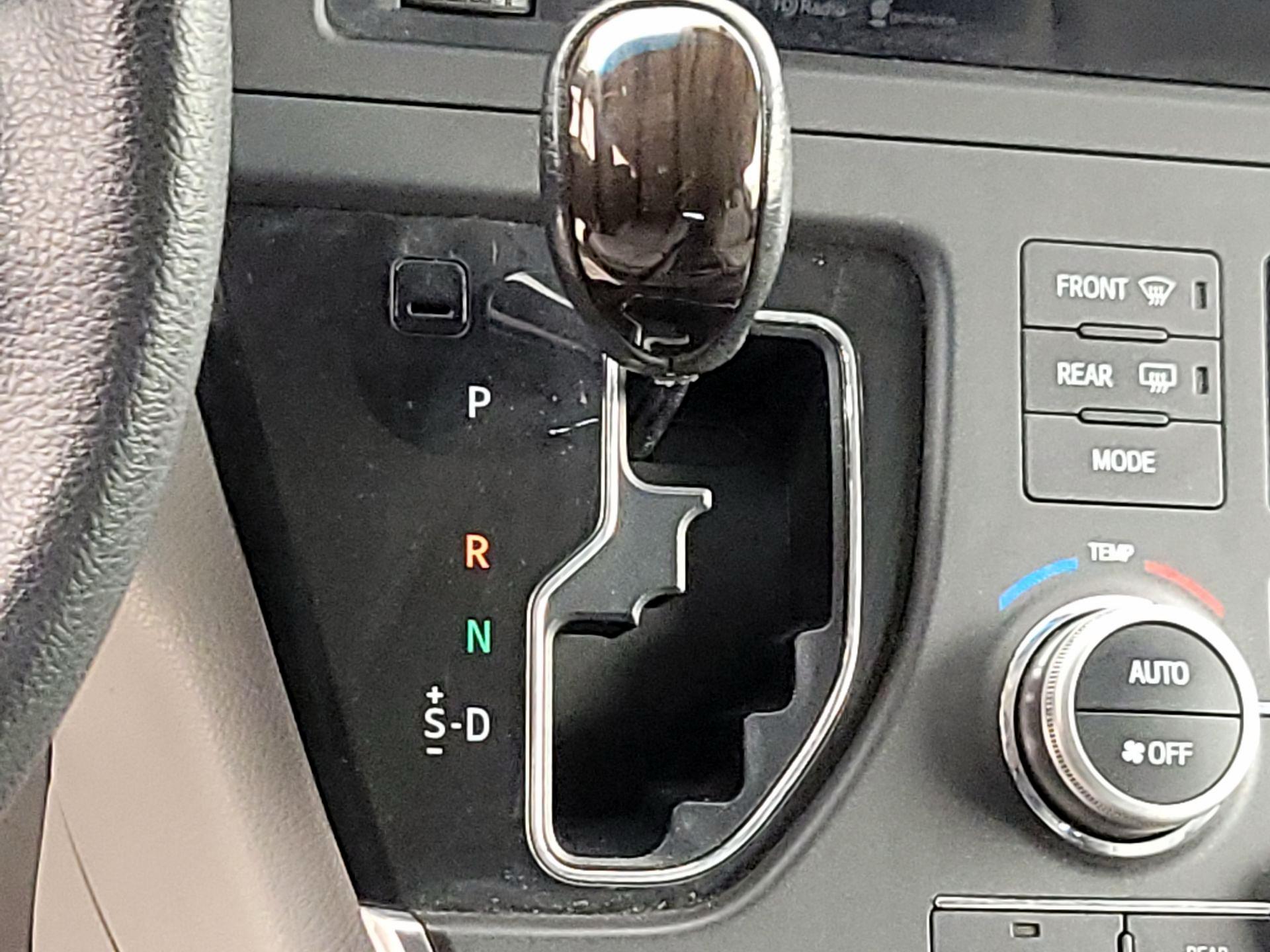 Thumbnail: 2015 Toyota Sienna - 17