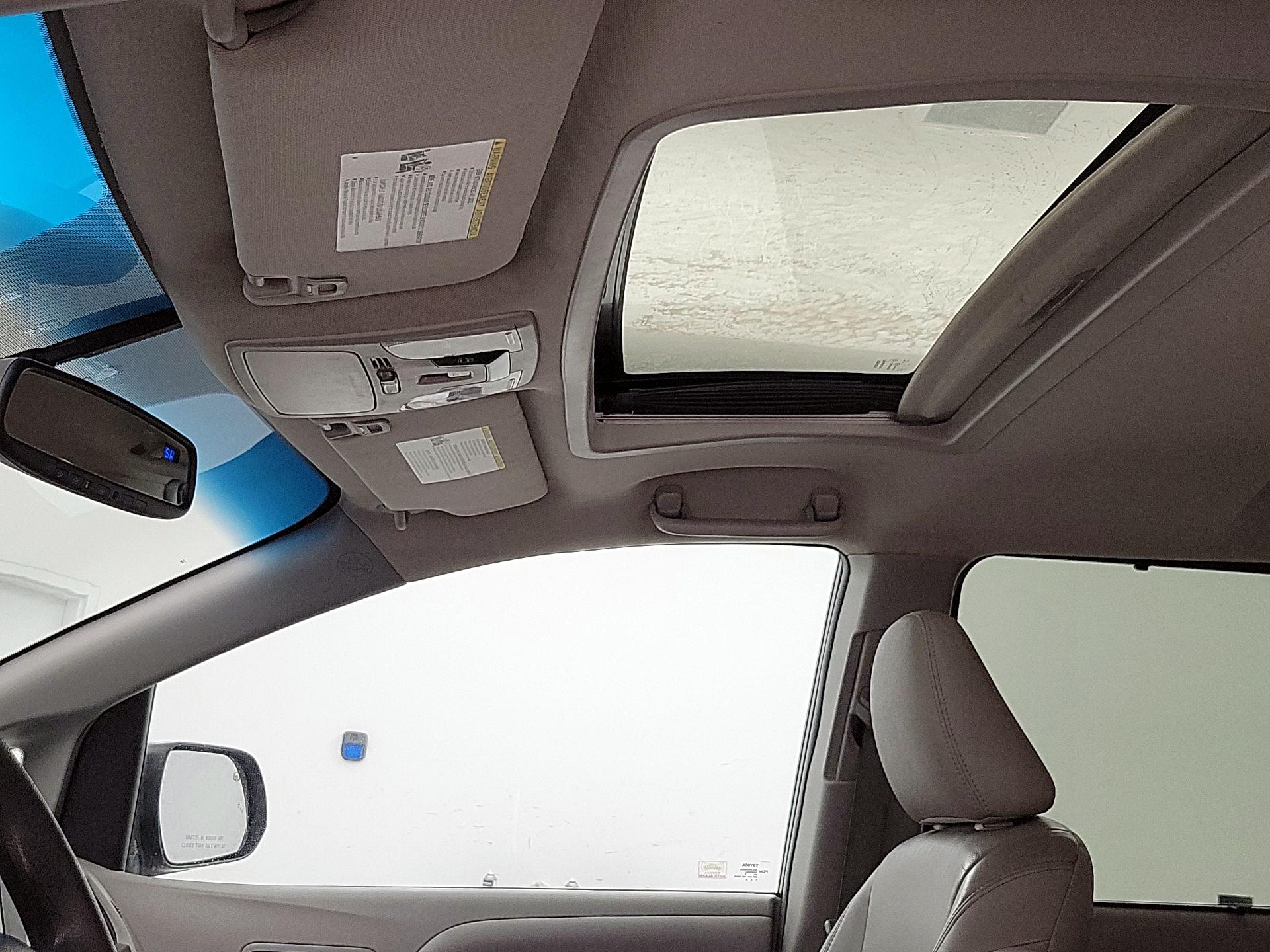 Thumbnail: 2015 Toyota Sienna - 19