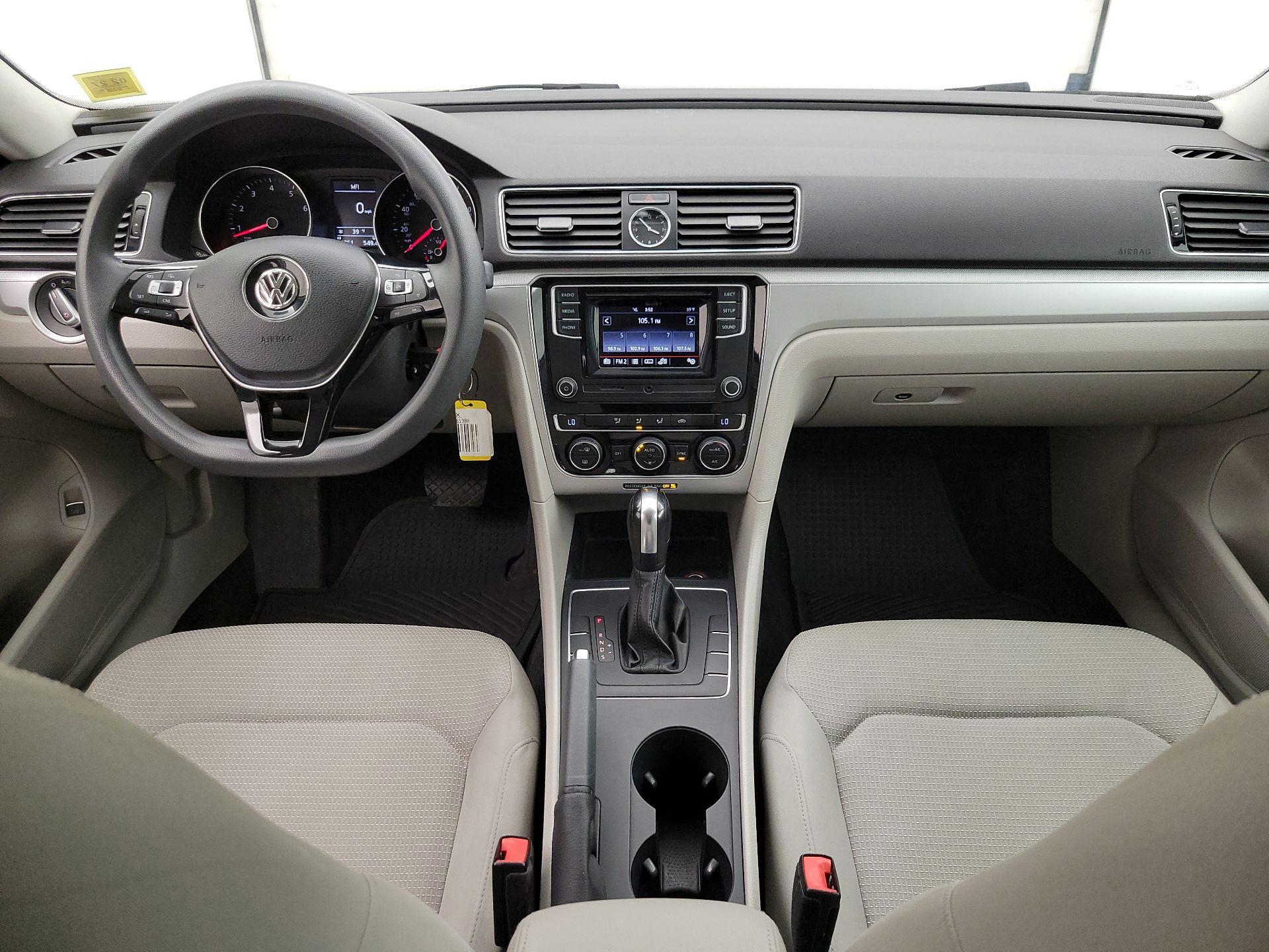 Thumbnail: 2017 Volkswagen Passat - 9