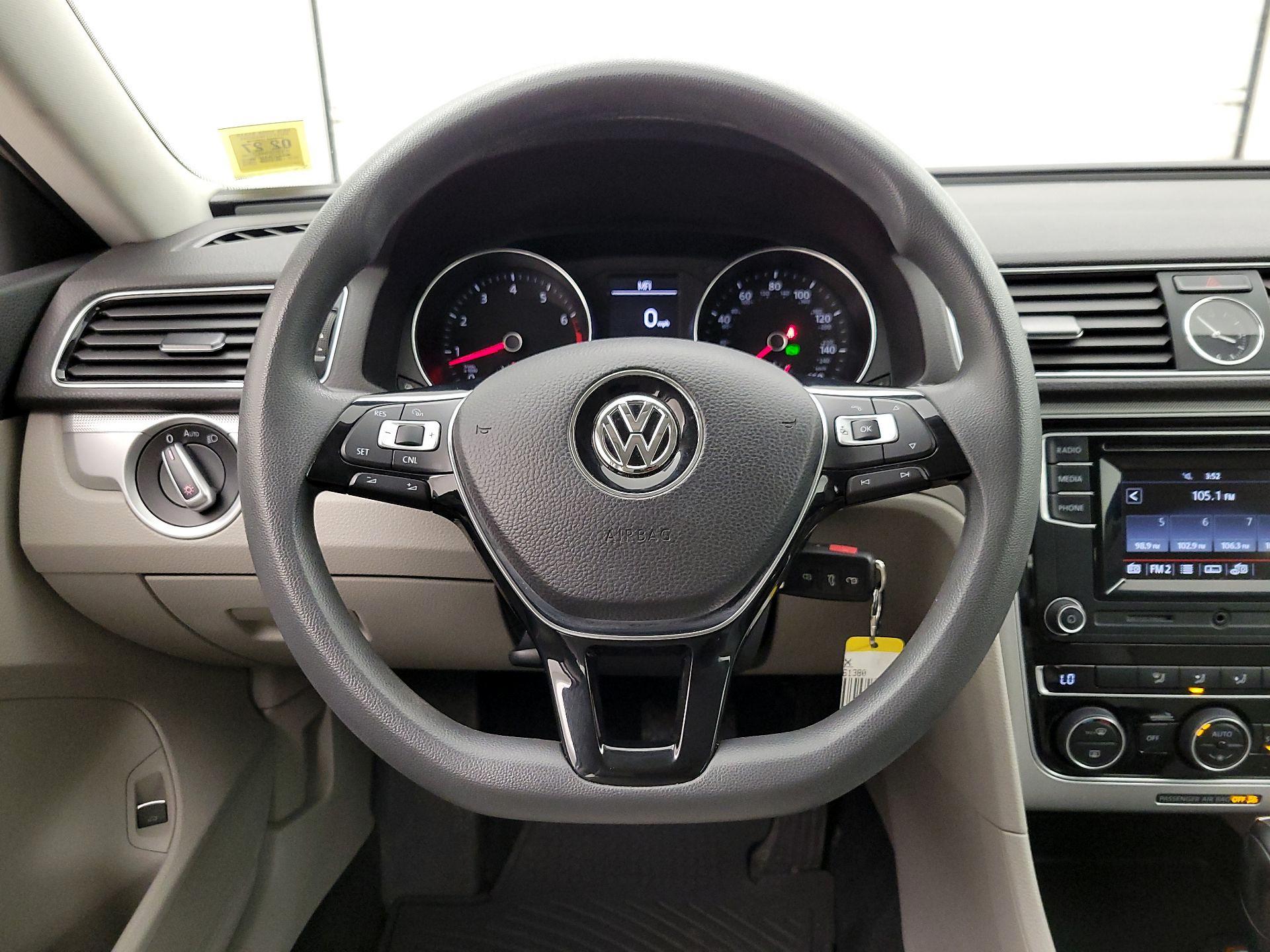 Thumbnail: 2017 Volkswagen Passat - 10