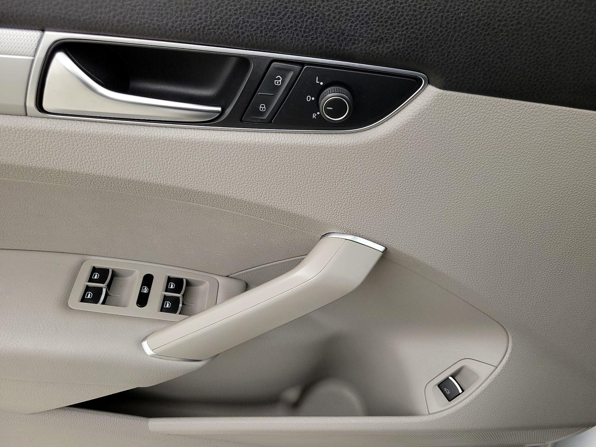 Thumbnail: 2017 Volkswagen Passat - 12