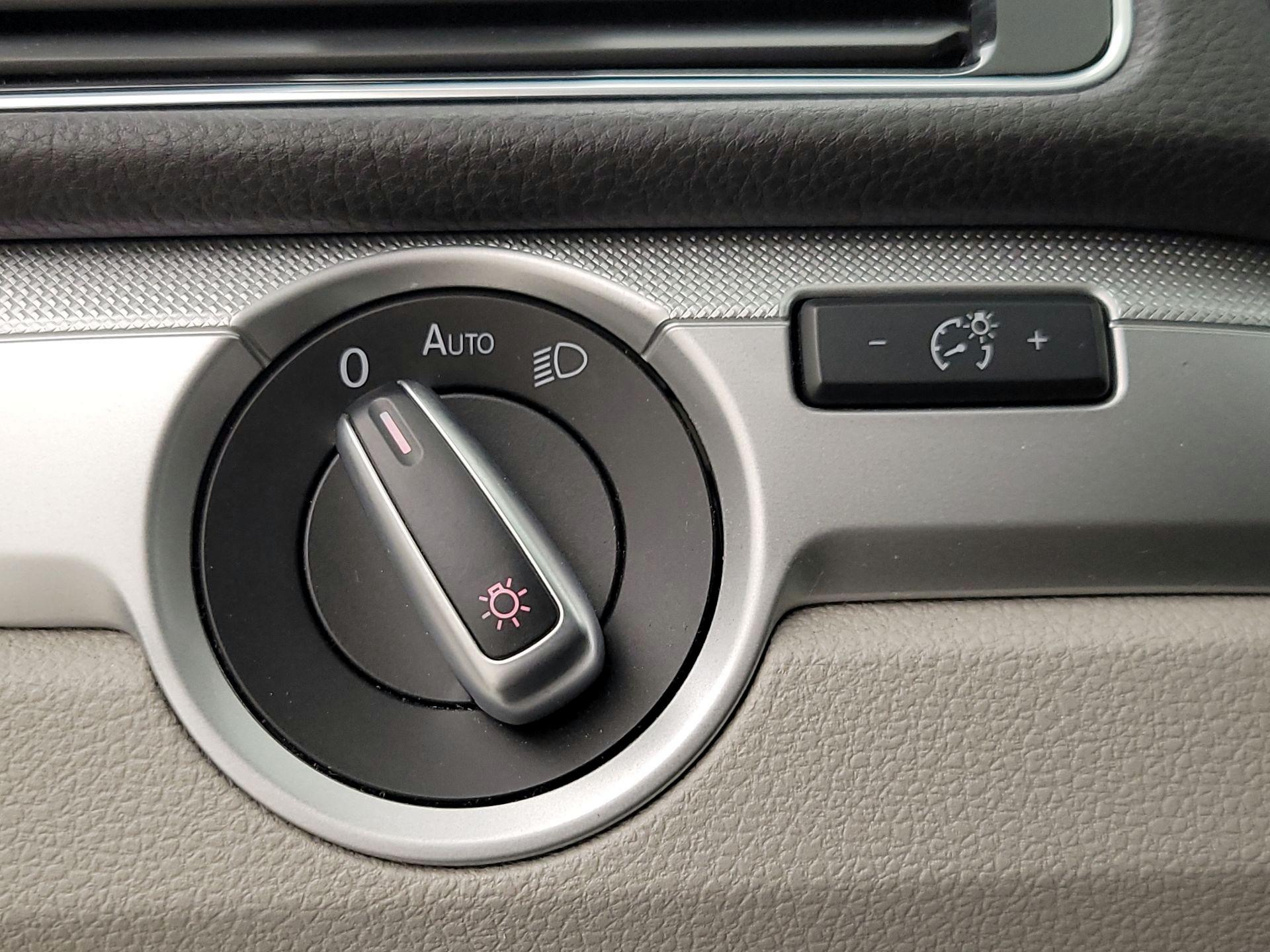 Thumbnail: 2017 Volkswagen Passat - 13