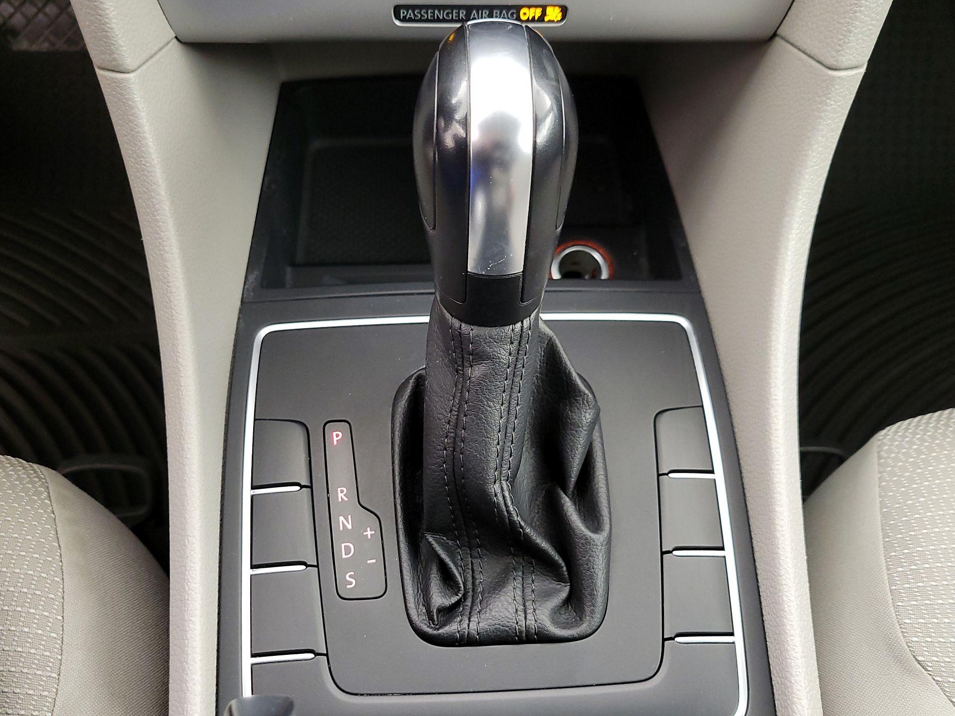 Thumbnail: 2017 Volkswagen Passat - 17