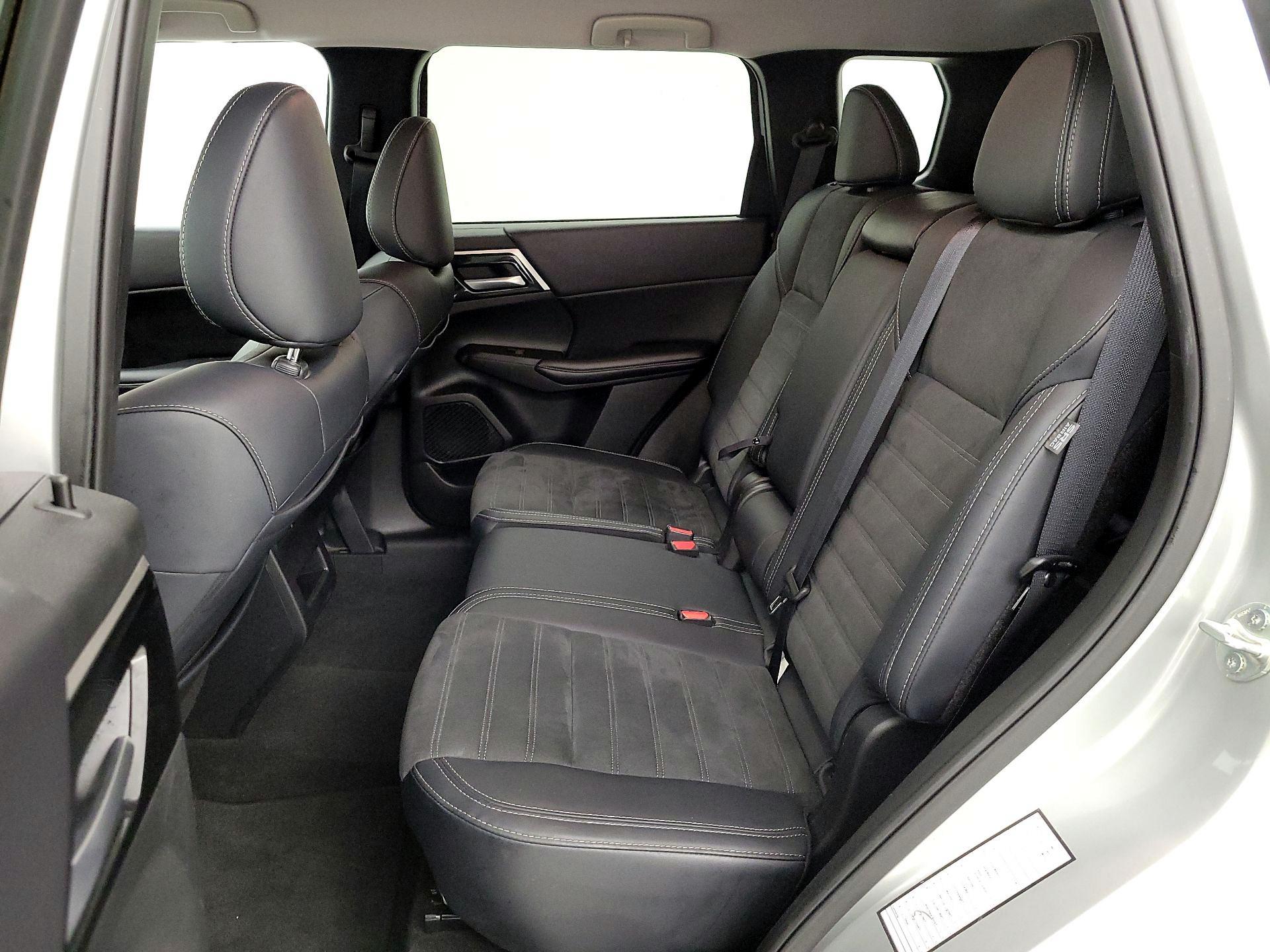 Thumbnail: 2024 Mitsubishi Outlander - 20