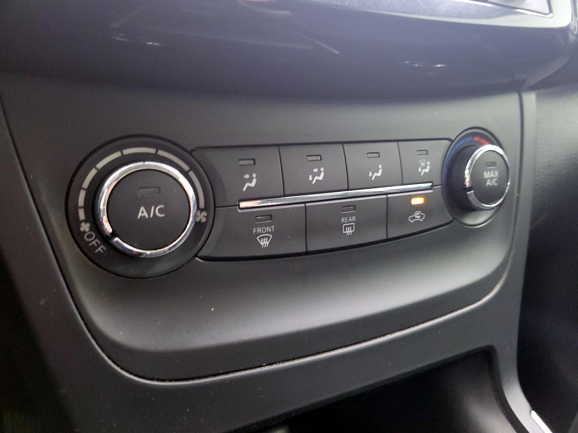 Thumbnail: 2017 Nissan Sentra - 16