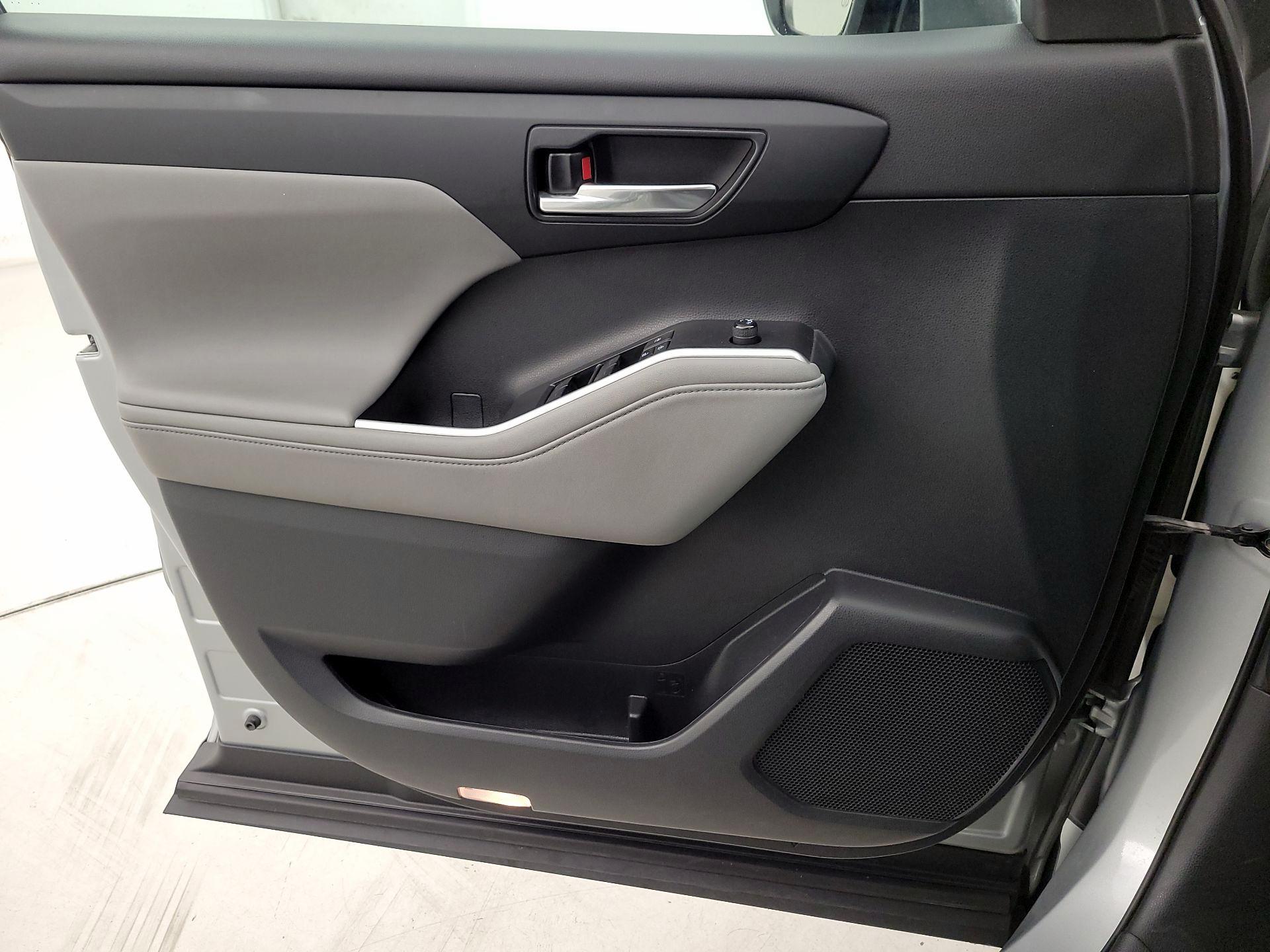 Thumbnail: 2021 Toyota Highlander - 12