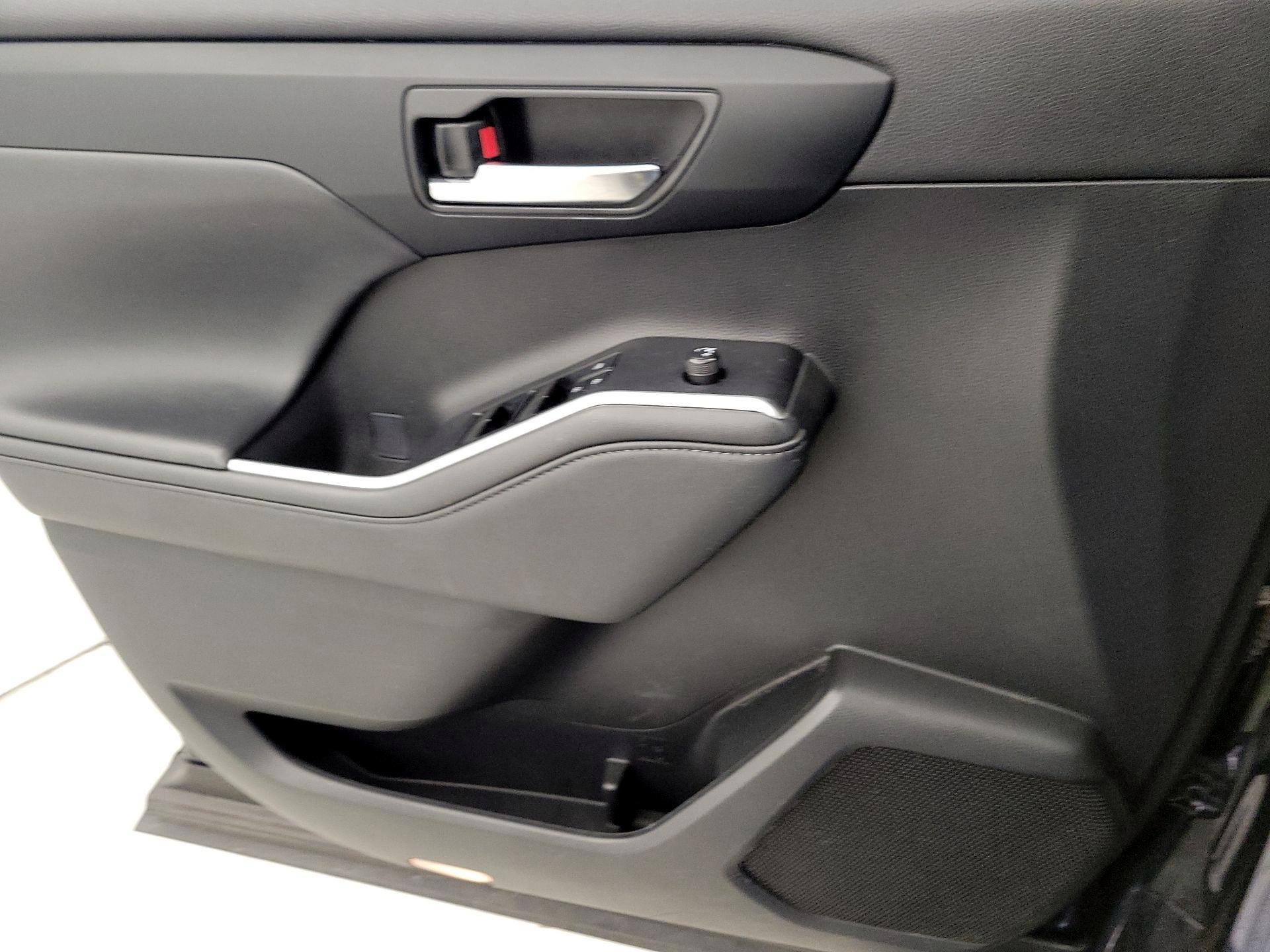 Thumbnail: 2021 Toyota Highlander - 12