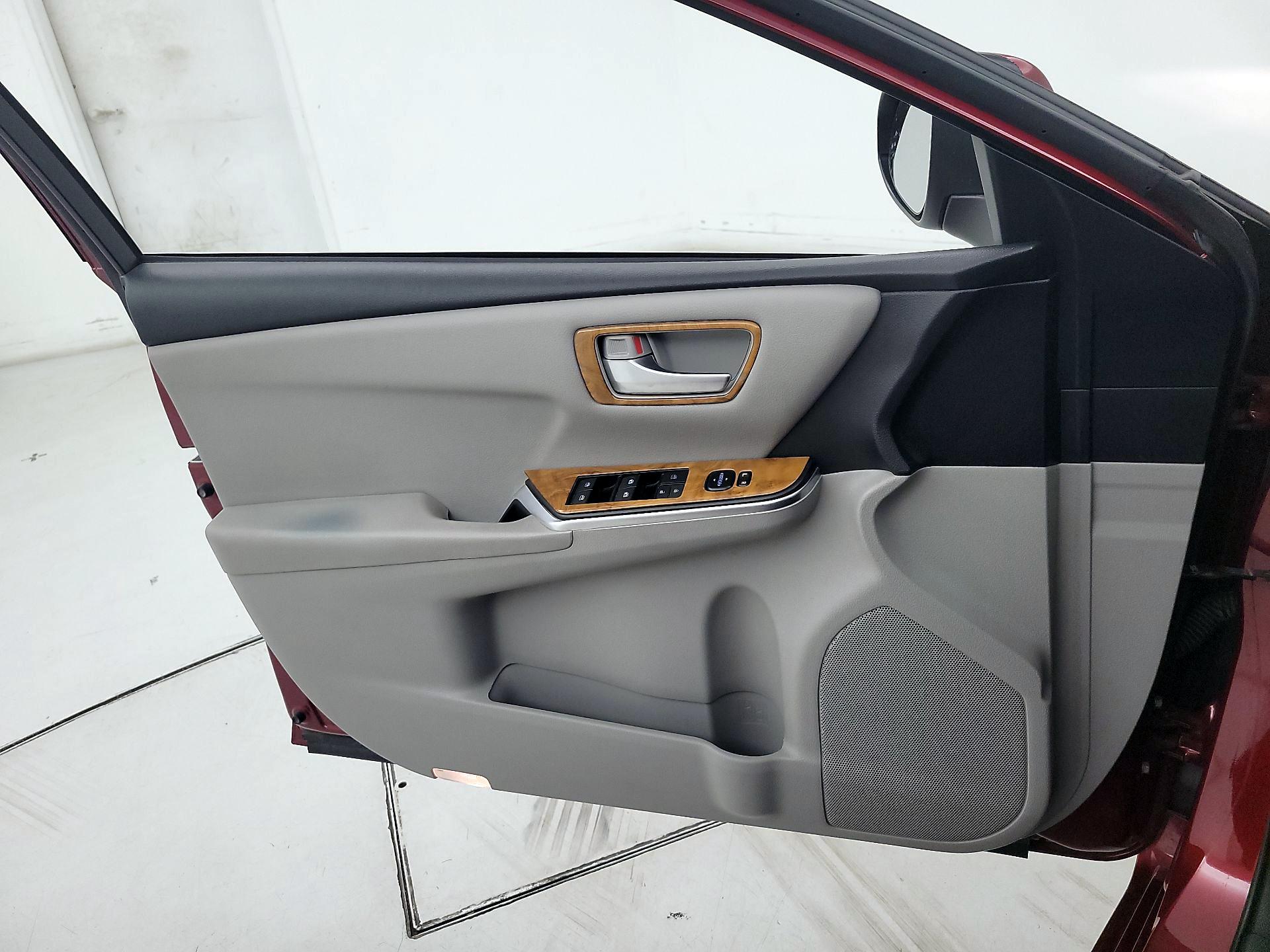 Thumbnail: 2017 Toyota Camry - 12