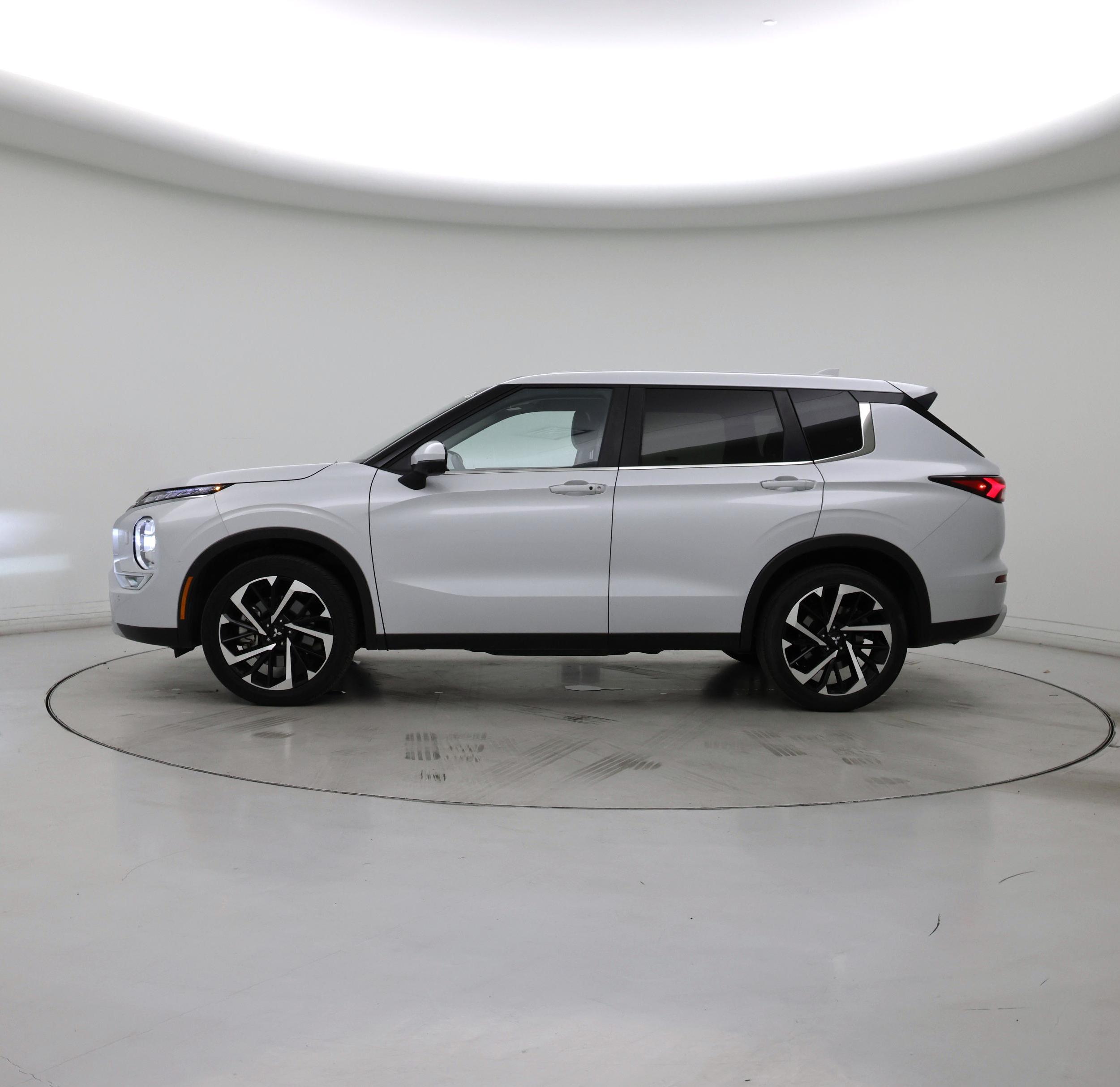 Thumbnail: 2024 Mitsubishi Outlander - 3