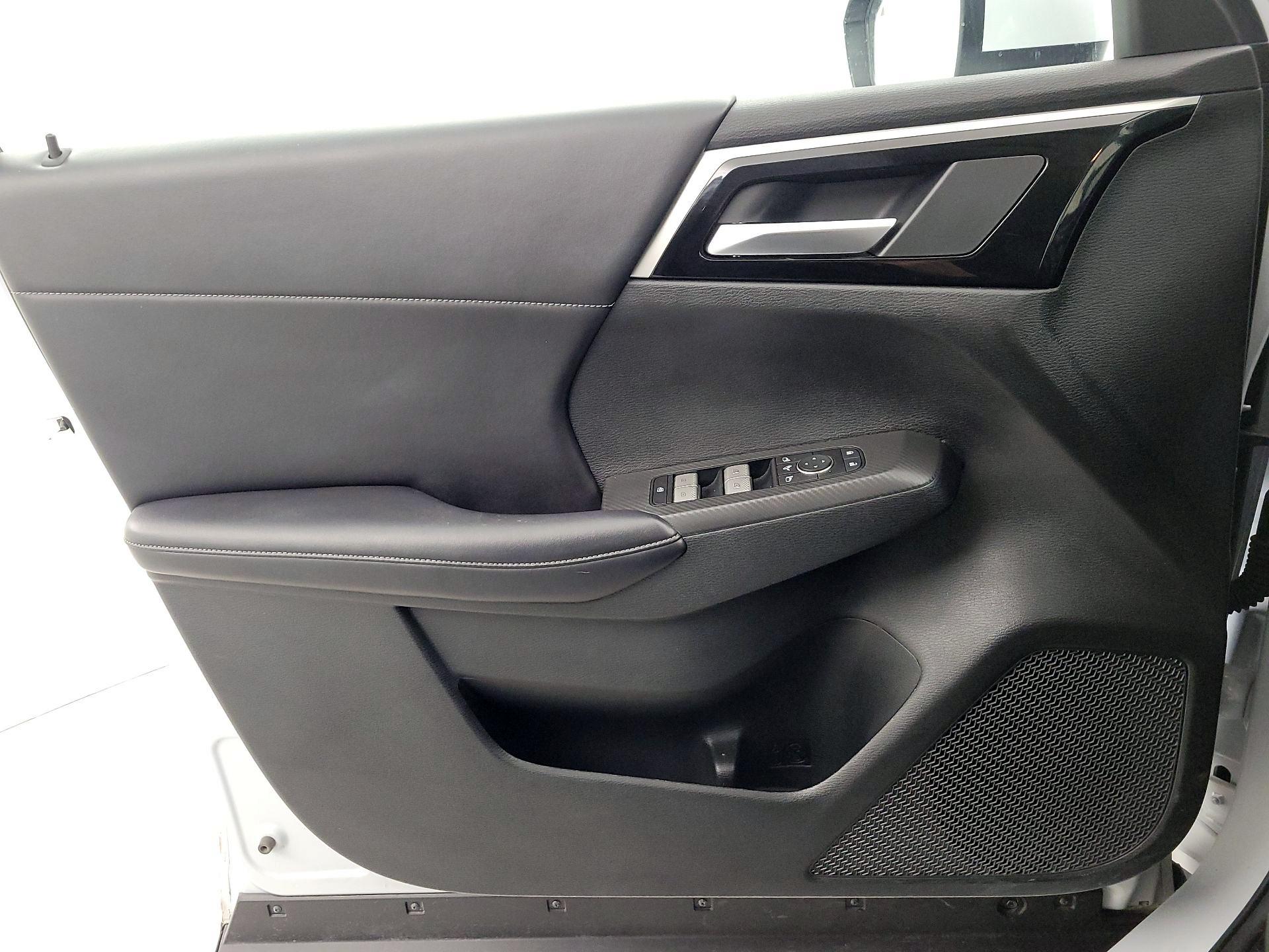 Thumbnail: 2024 Mitsubishi Outlander - 12