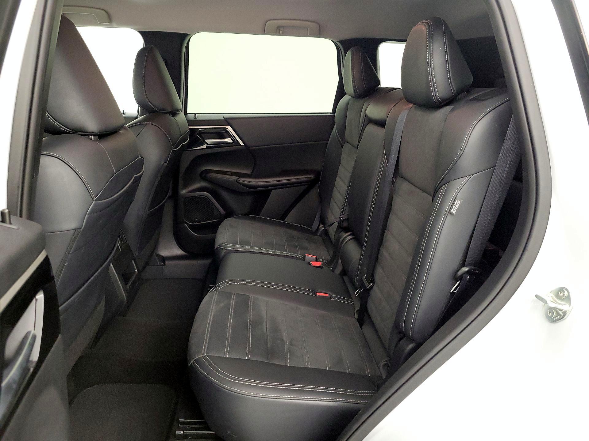 Thumbnail: 2024 Mitsubishi Outlander - 20