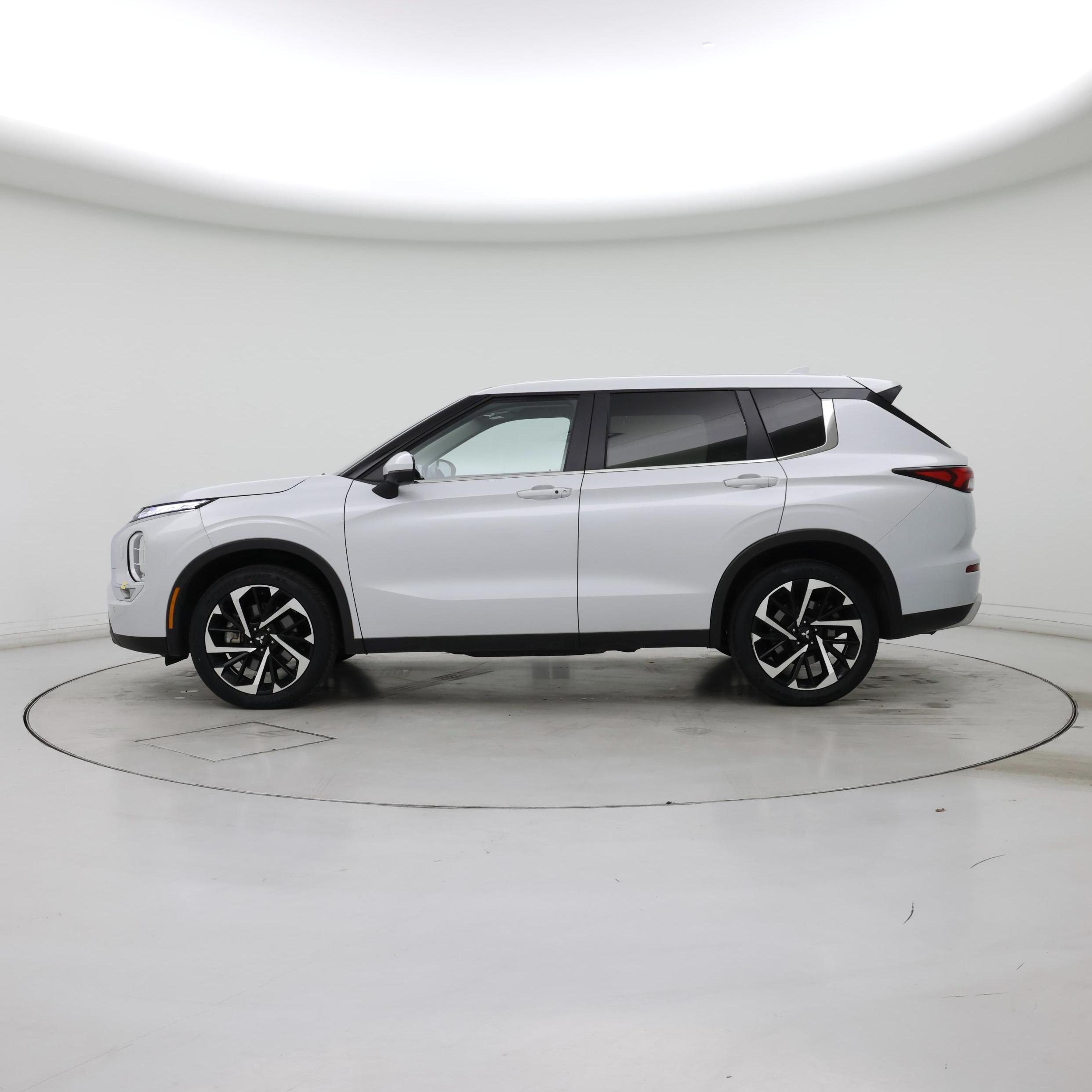 Thumbnail: 2024 Mitsubishi Outlander - 3