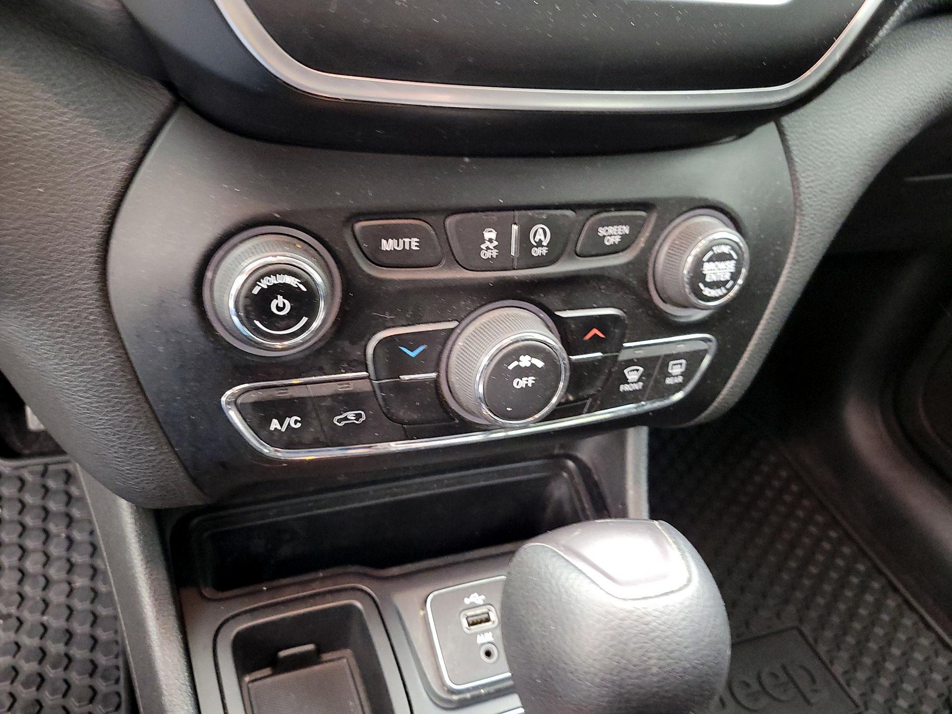 Thumbnail: 2019 Jeep Cherokee - 14