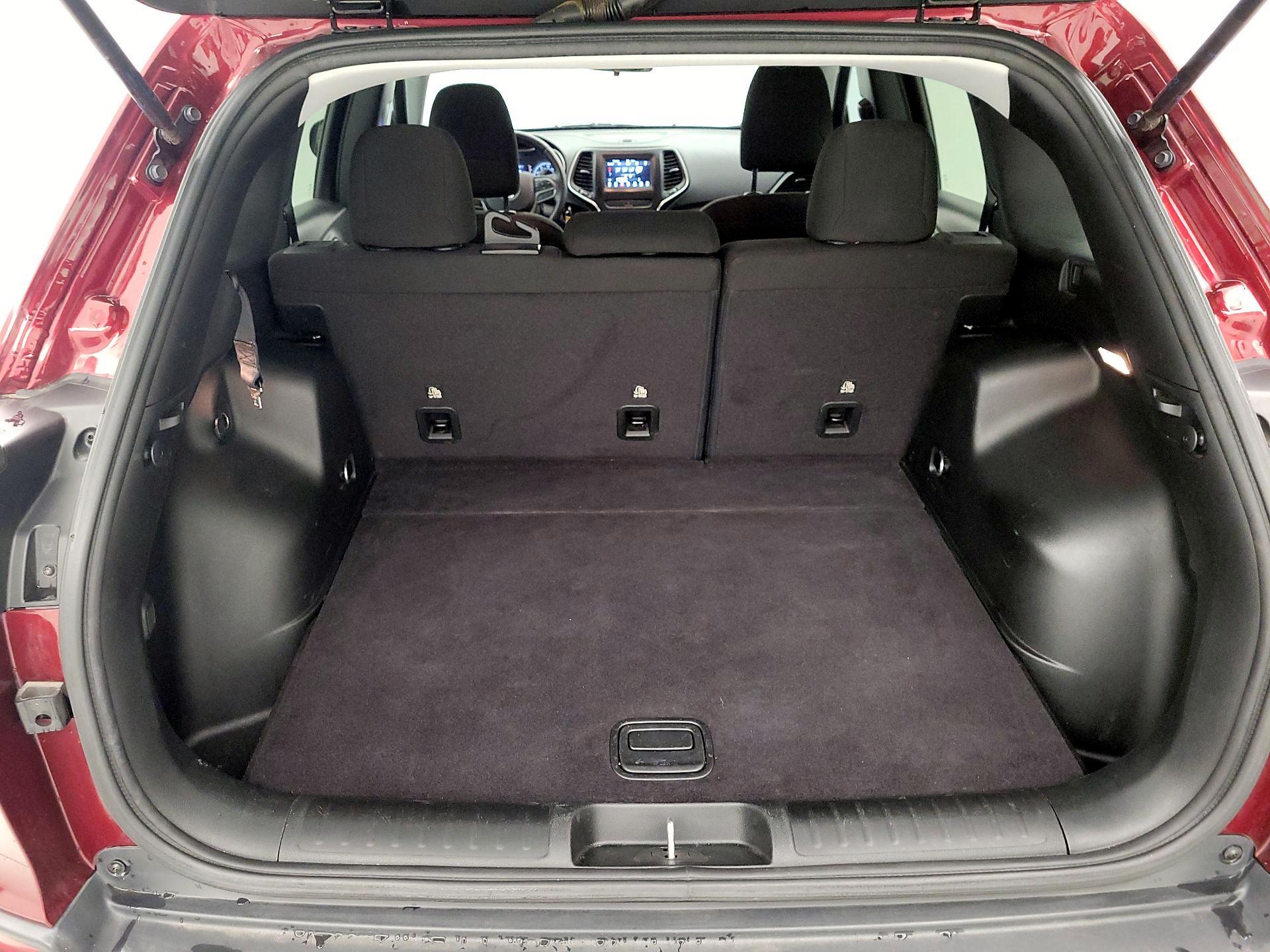 Thumbnail: 2019 Jeep Cherokee - 16