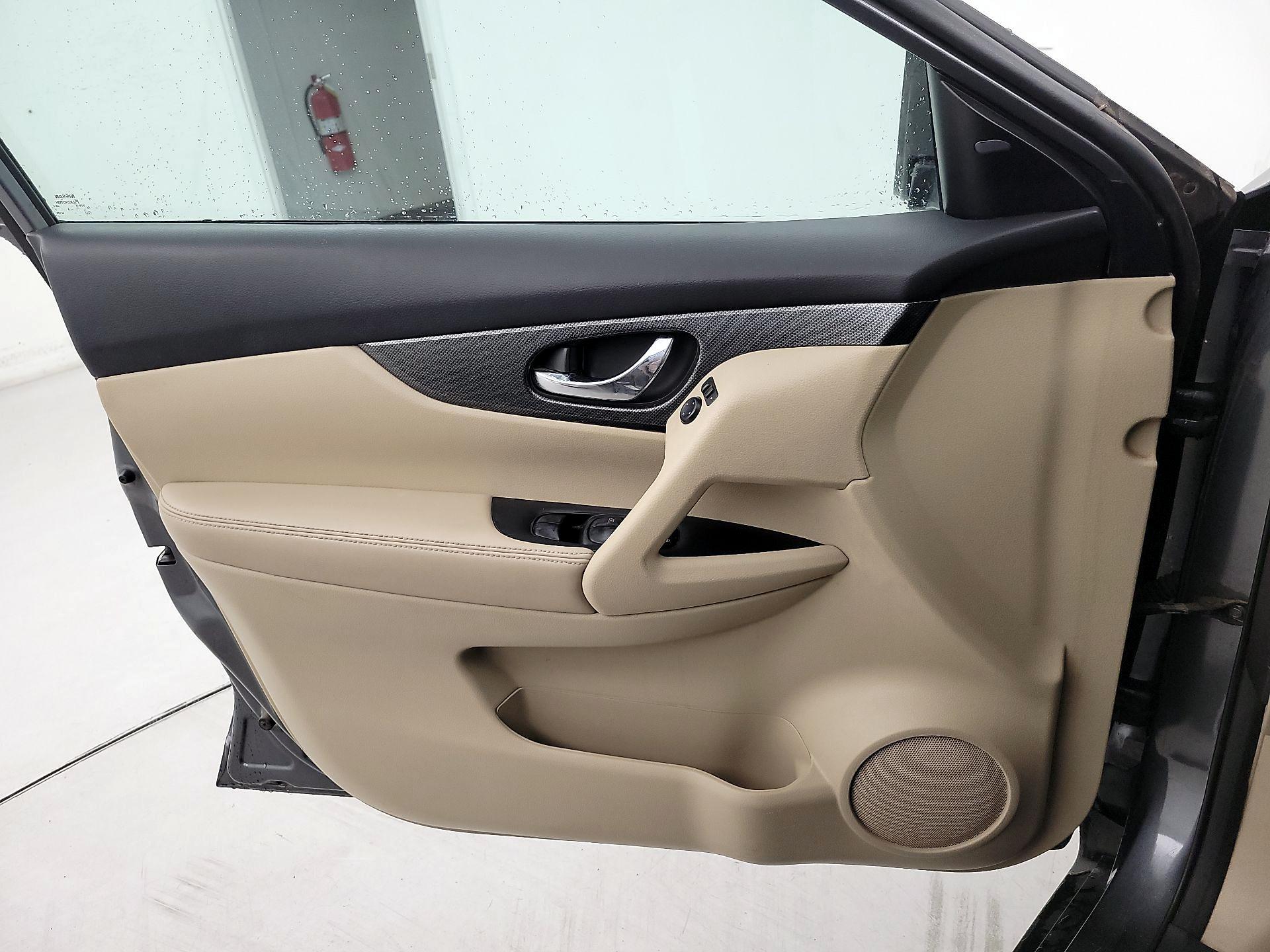 Thumbnail: 2016 Nissan Rogue - 12