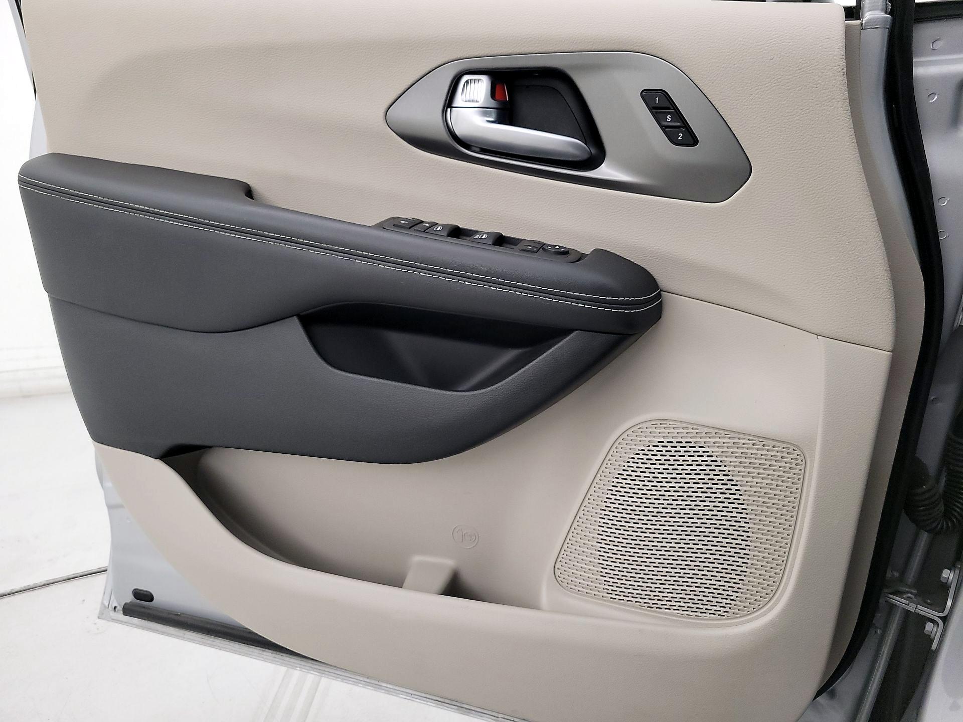 Thumbnail: 2024 Chrysler Pacifica - 12