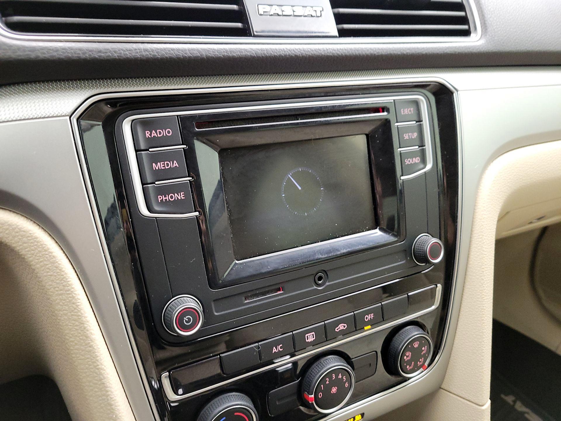 Thumbnail: 2018 Volkswagen Passat - 15