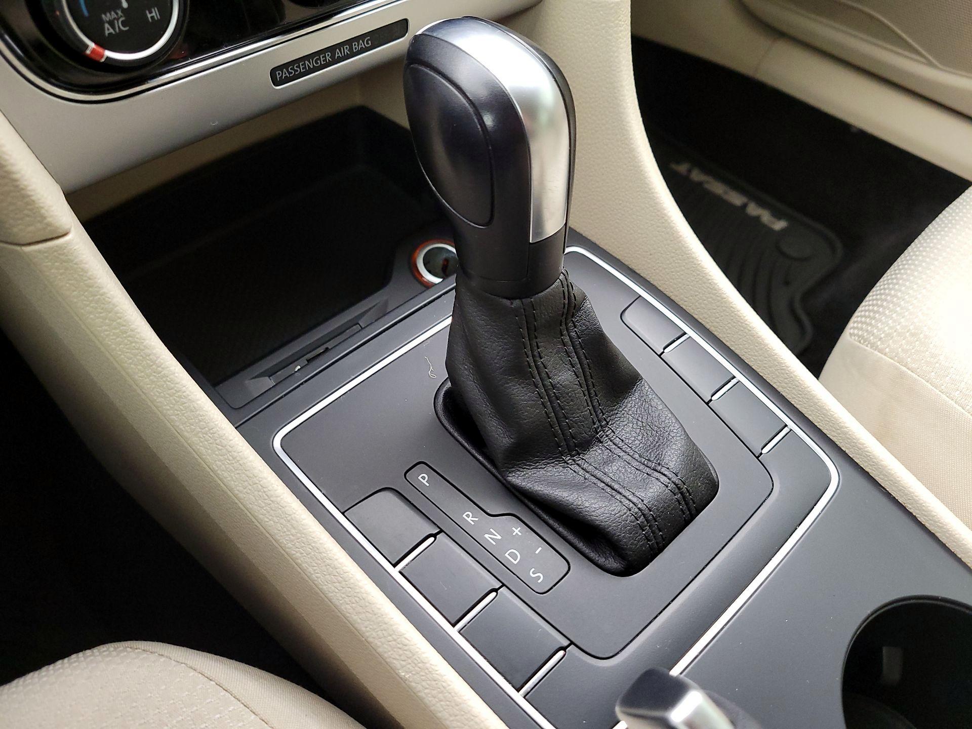 Thumbnail: 2018 Volkswagen Passat - 17