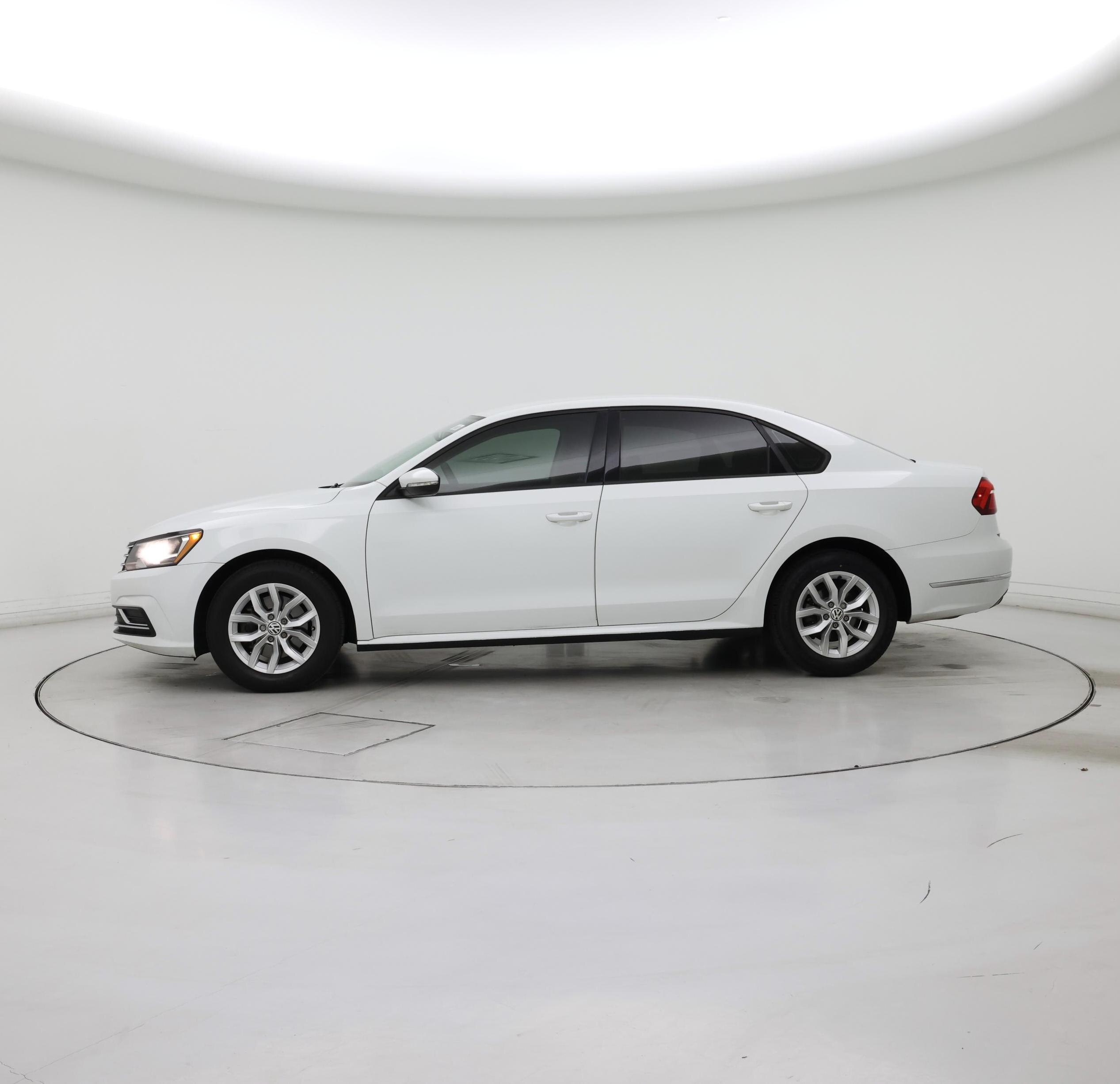 Thumbnail: 2018 Volkswagen Passat - 3