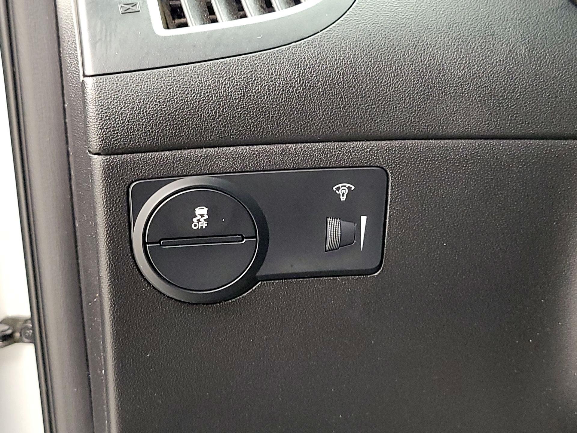 Thumbnail: 2014 Hyundai Genesis - 13