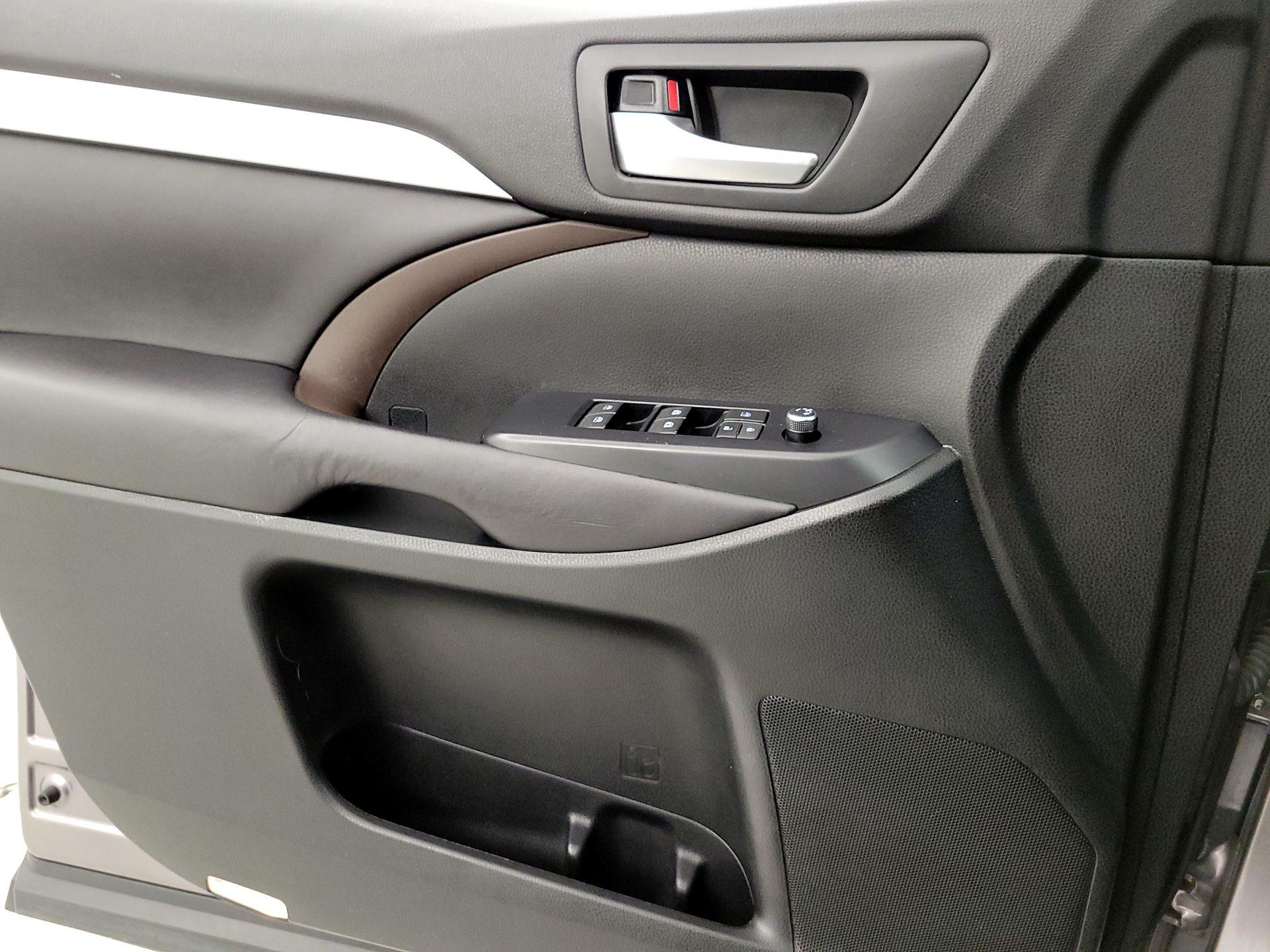 Thumbnail: 2016 Toyota Highlander - 12