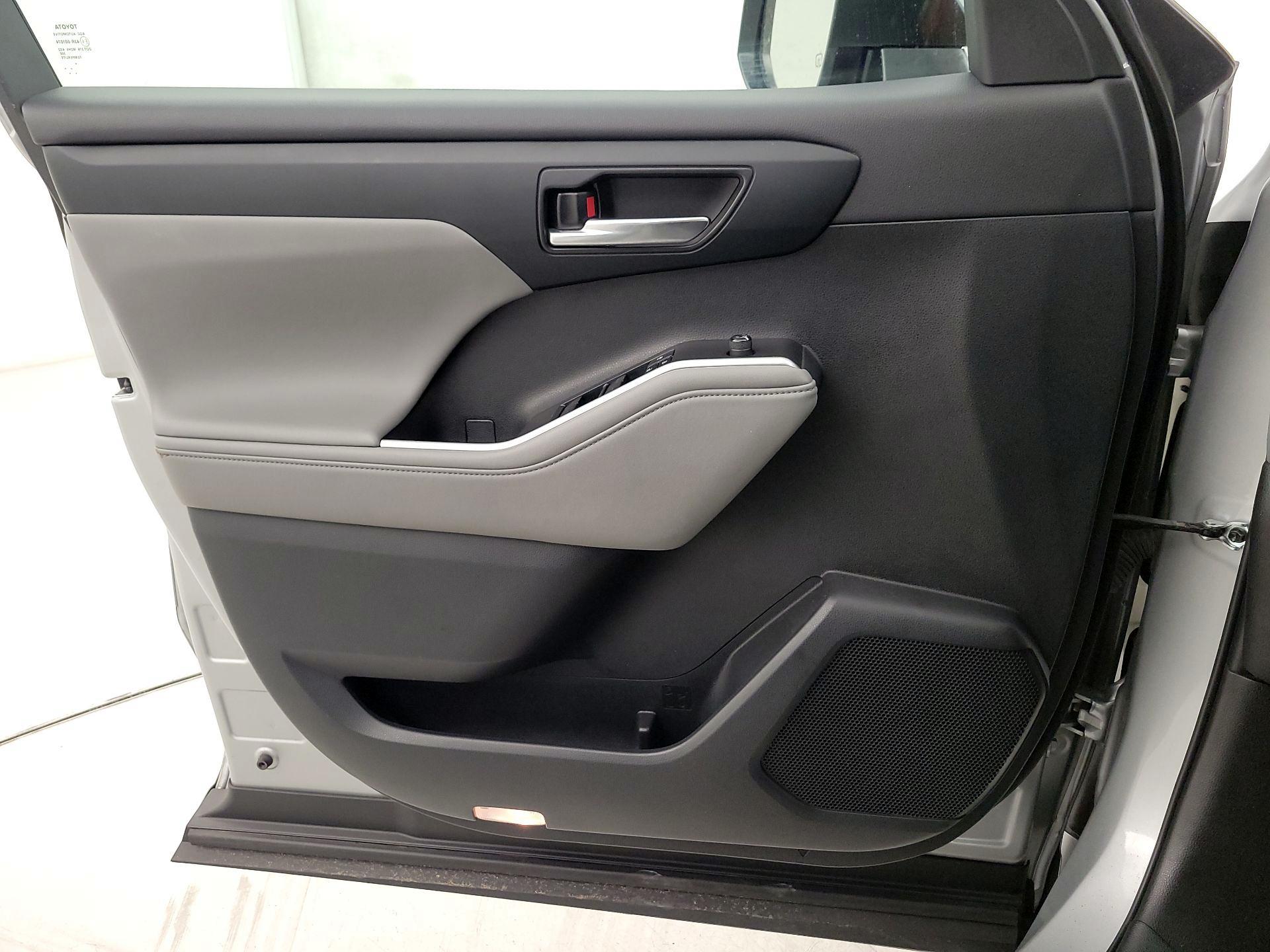 Thumbnail: 2023 Toyota Highlander - 12