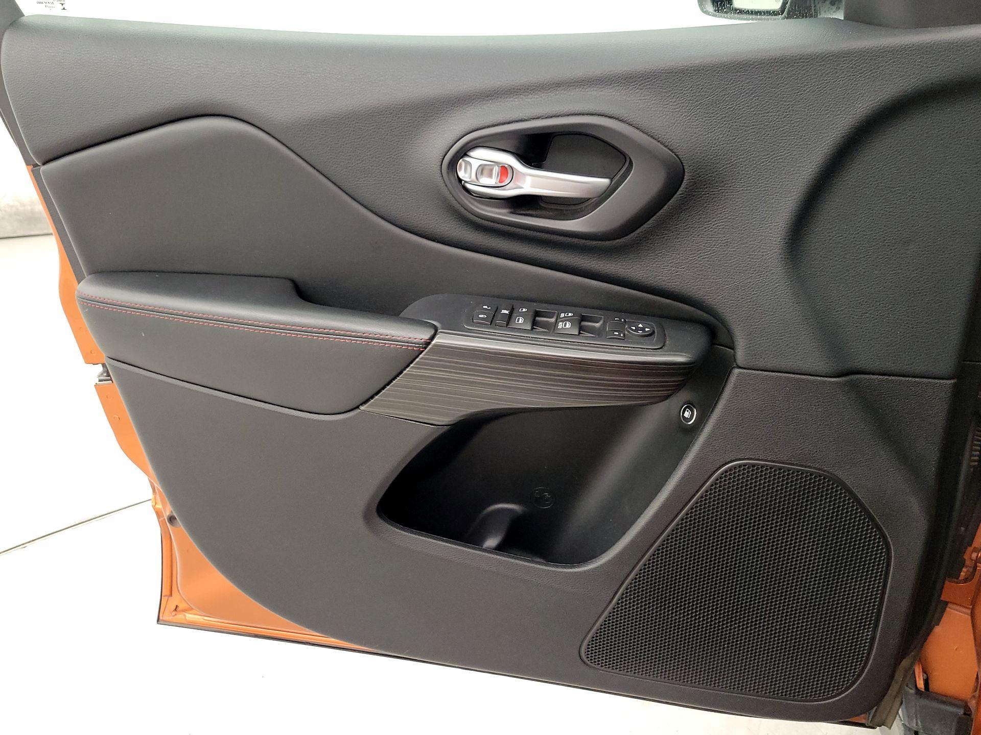 Thumbnail: 2015 Jeep Cherokee - 12