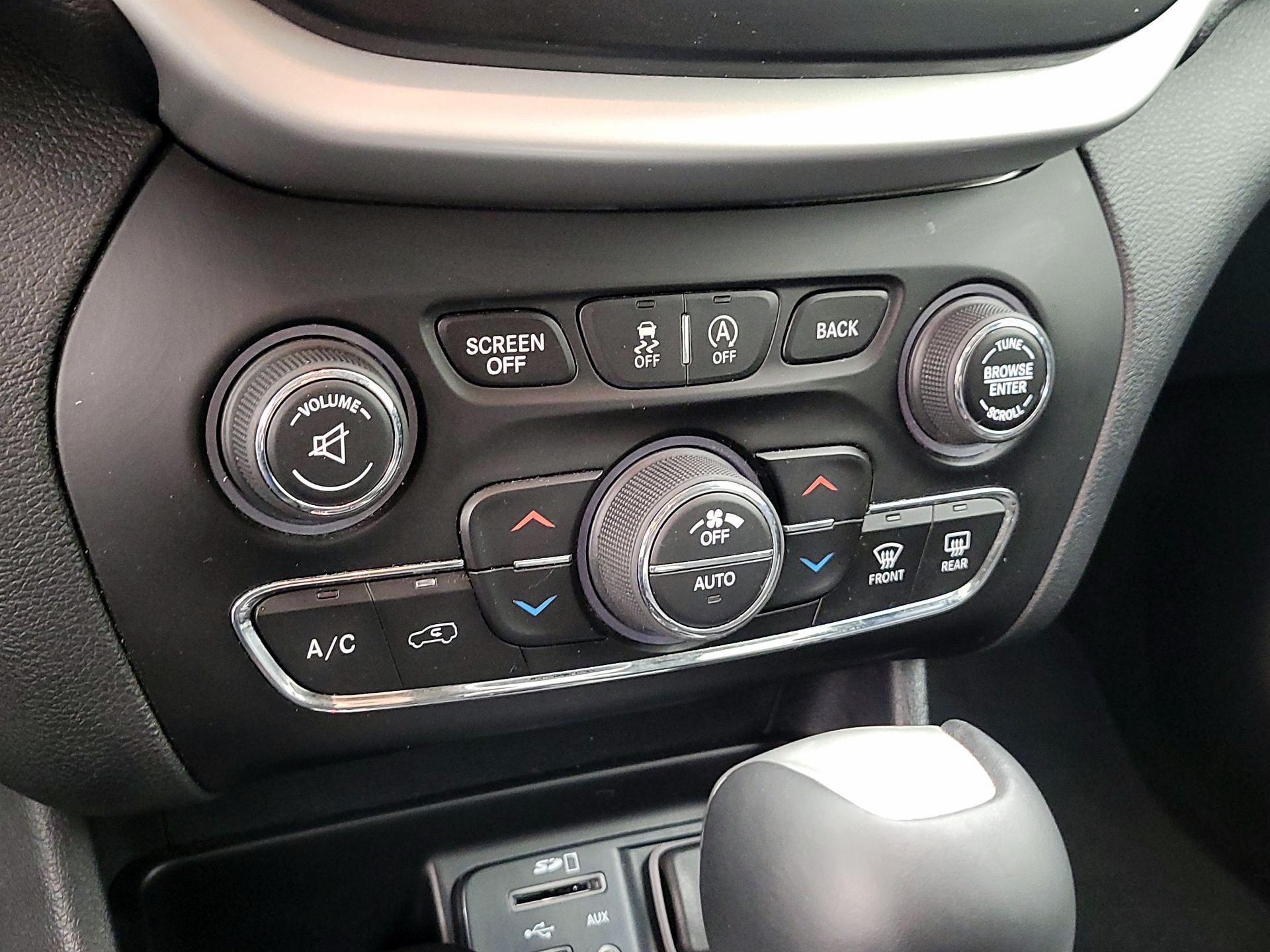 Thumbnail: 2015 Jeep Cherokee - 16