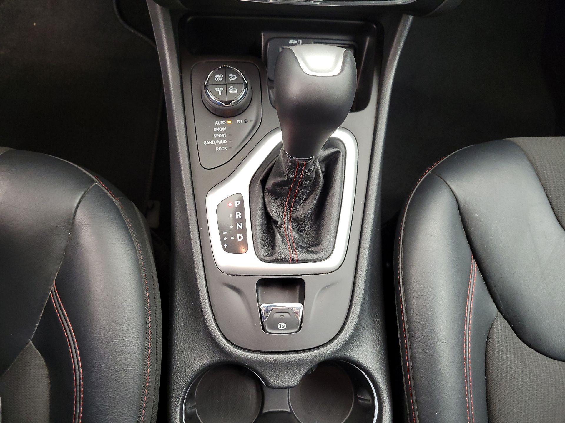 Thumbnail: 2015 Jeep Cherokee - 17