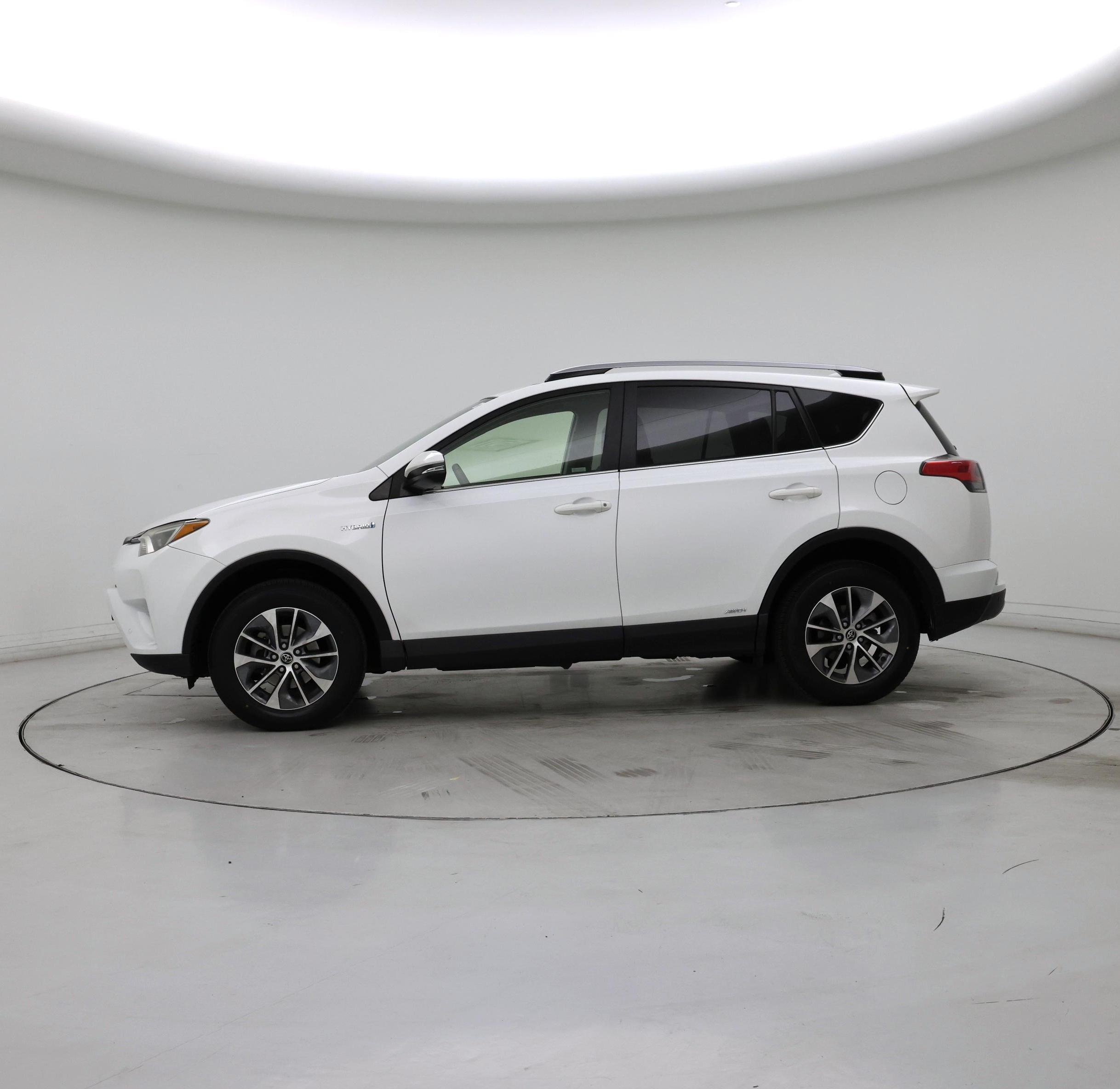 Thumbnail: 2017 Toyota RAV4 - 3