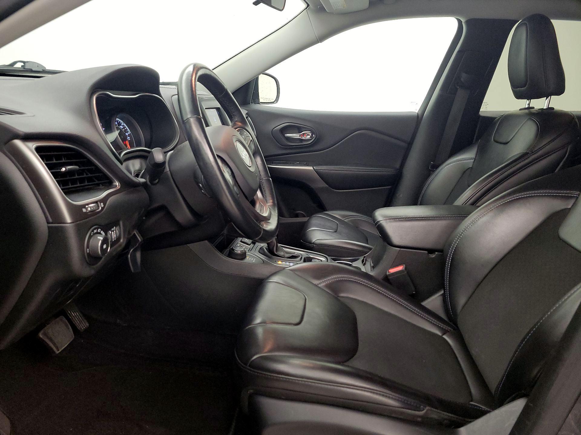 Thumbnail: 2019 Jeep Cherokee - 11