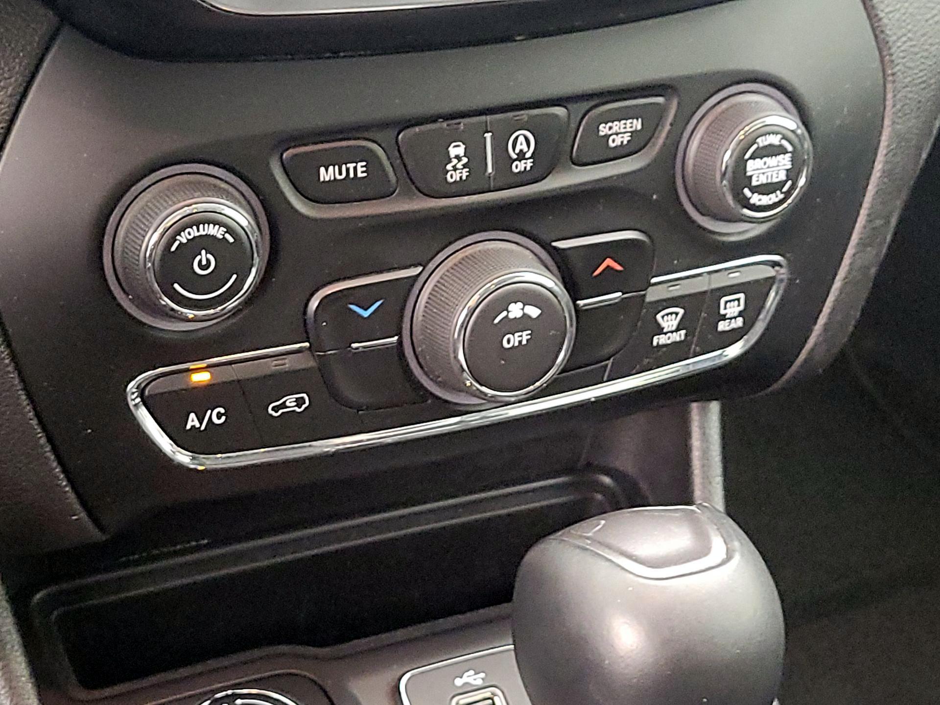 Thumbnail: 2019 Jeep Cherokee - 16