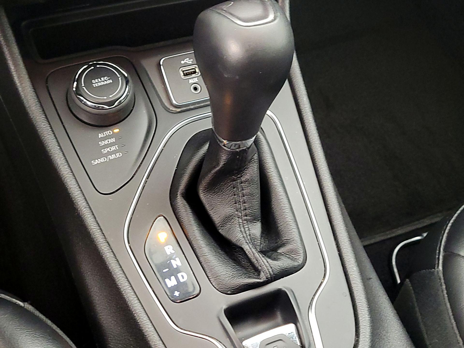 Thumbnail: 2019 Jeep Cherokee - 17