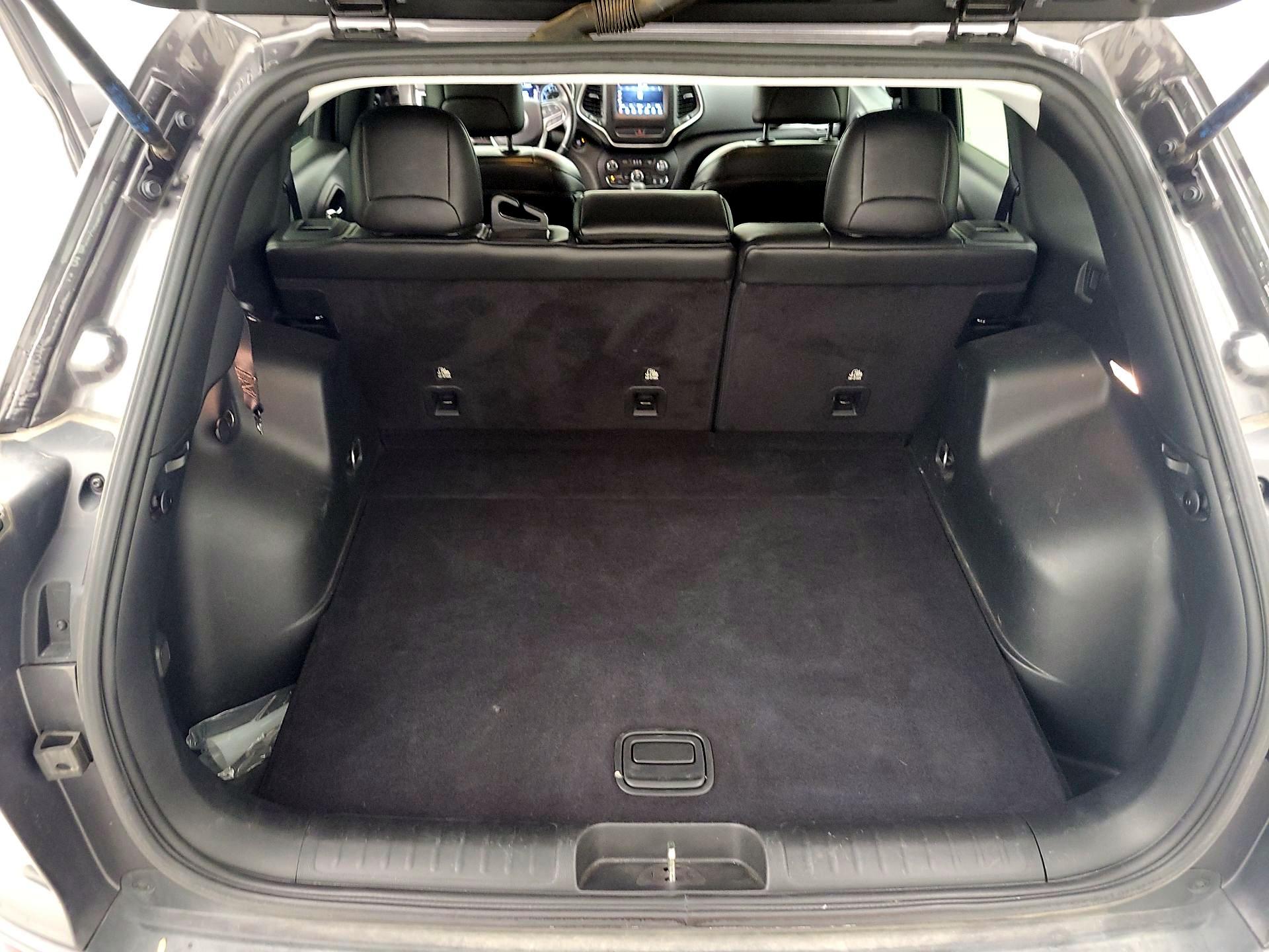 Thumbnail: 2019 Jeep Cherokee - 20