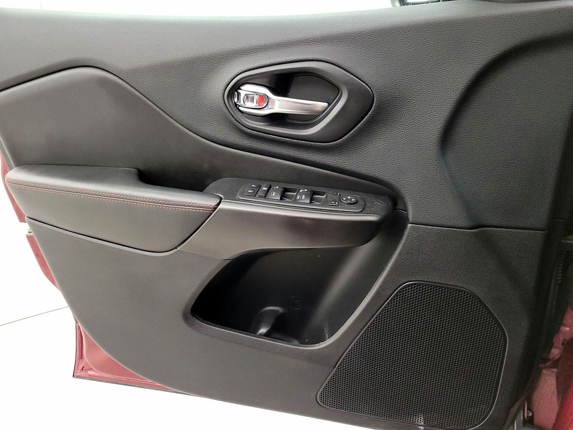 Thumbnail: 2019 Jeep Cherokee - 12