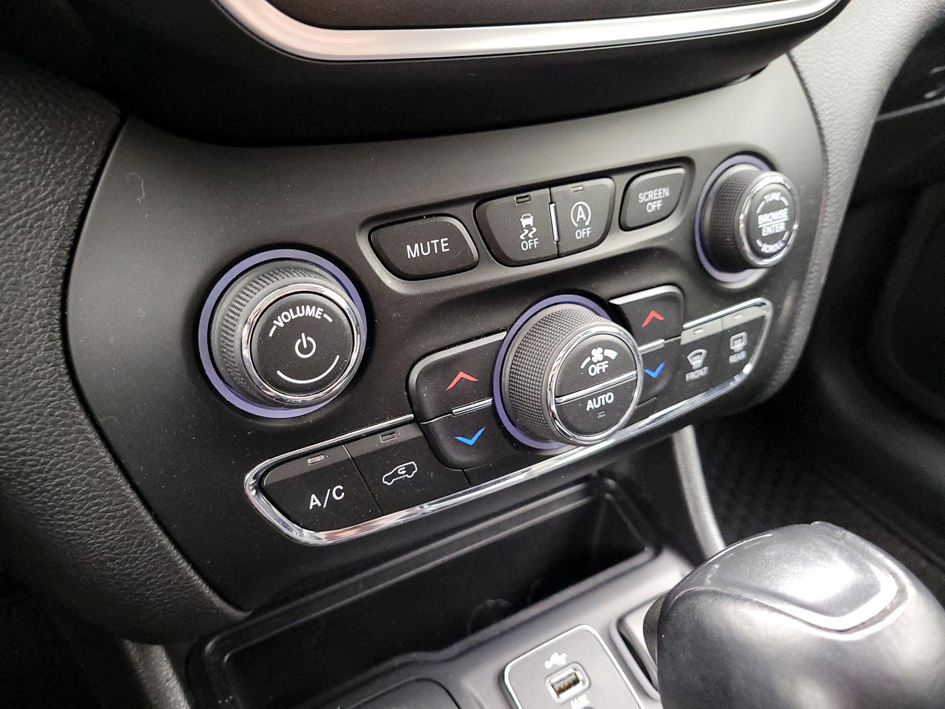 Thumbnail: 2019 Jeep Cherokee - 14