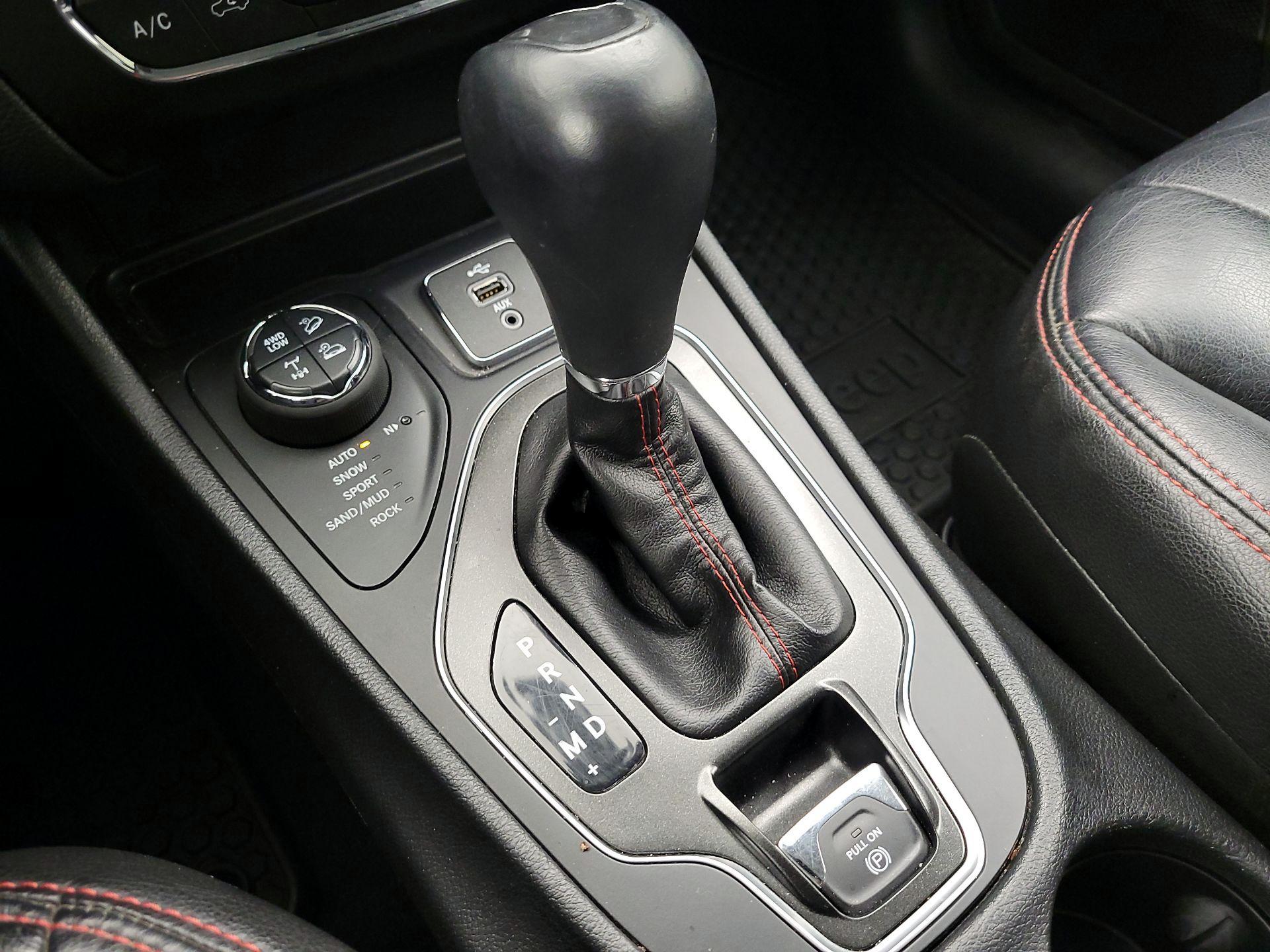 Thumbnail: 2019 Jeep Cherokee - 15