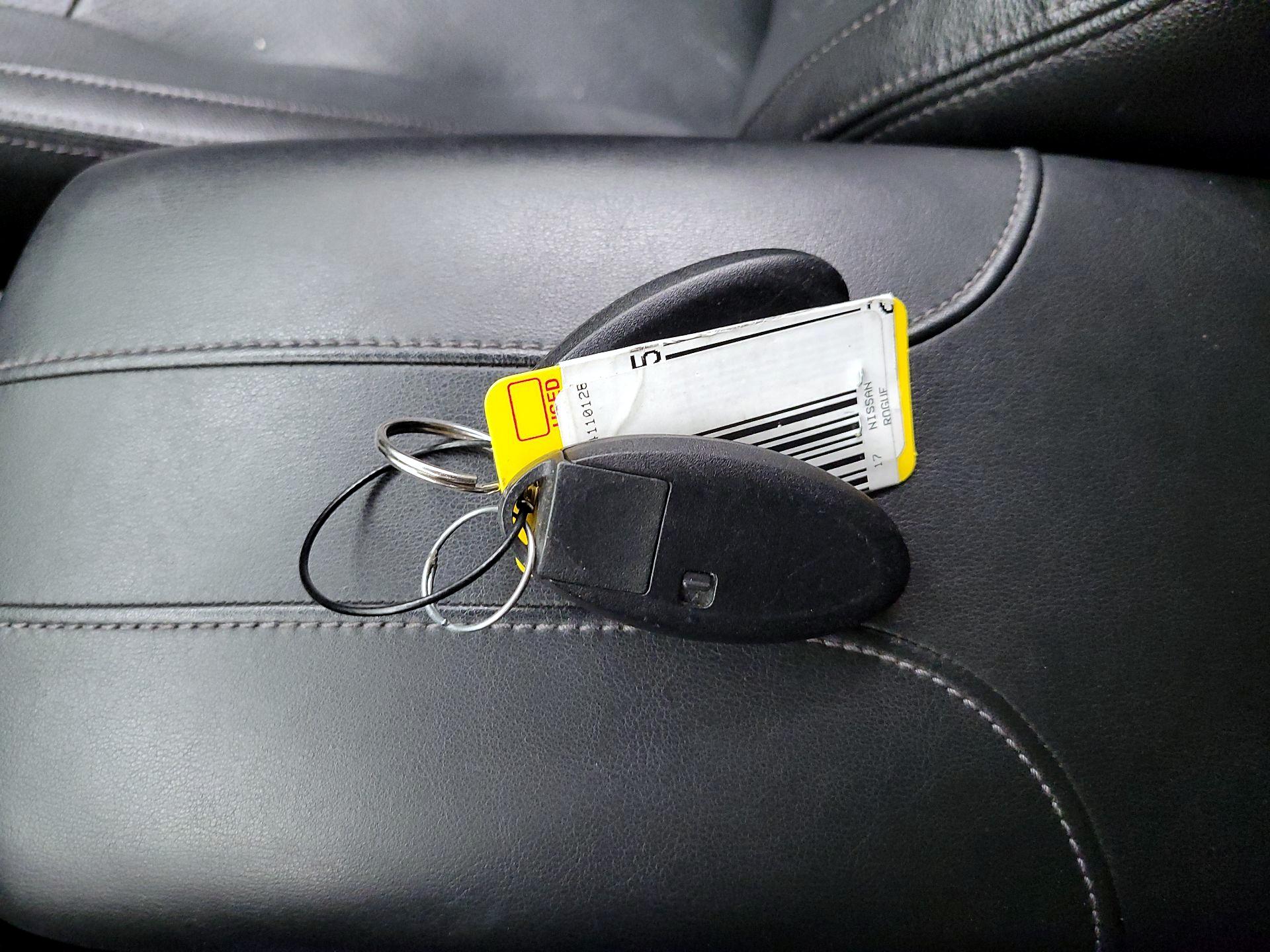 Thumbnail: 2017 Nissan Rogue - 16