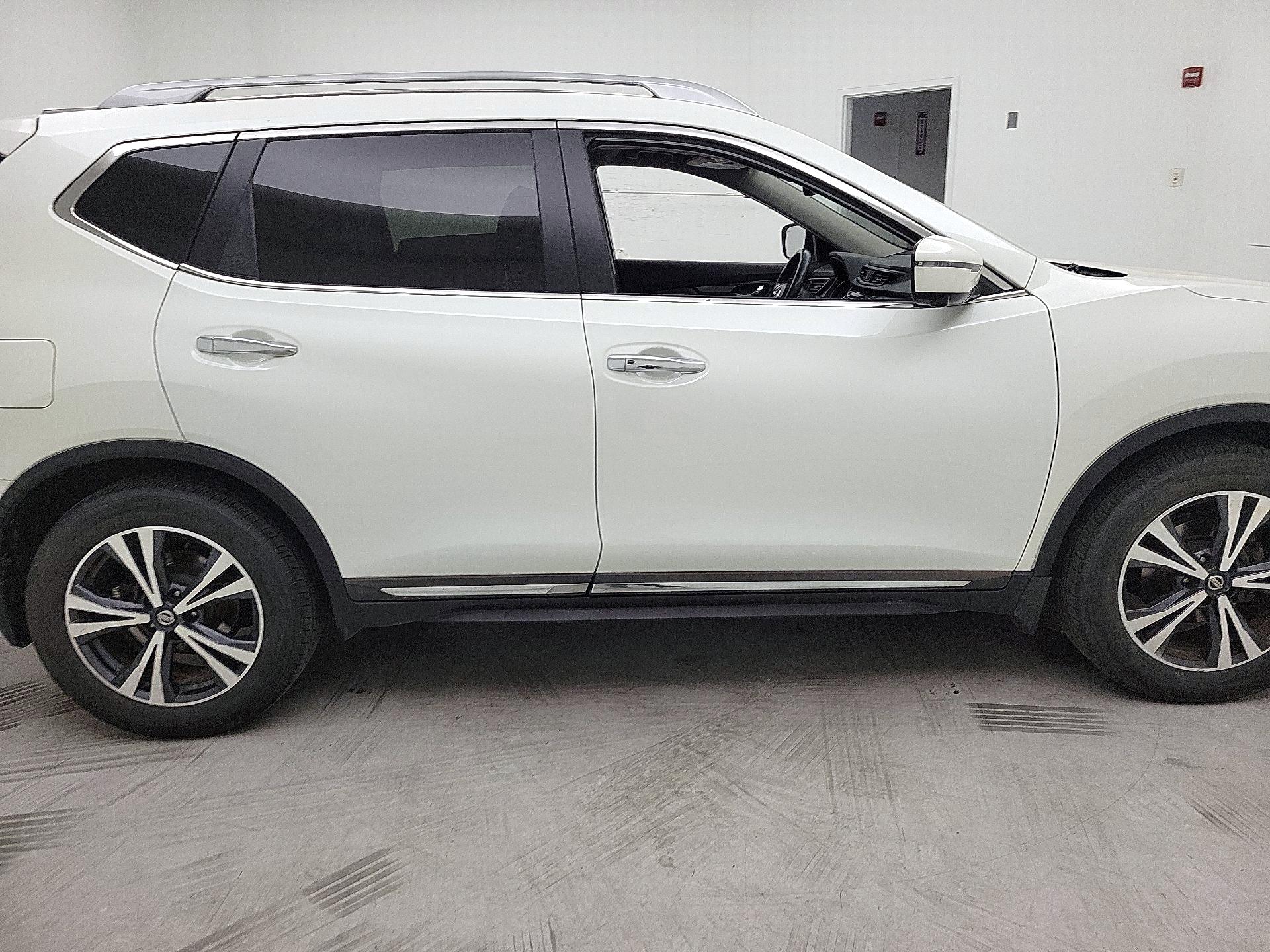 Thumbnail: 2017 Nissan Rogue - 4