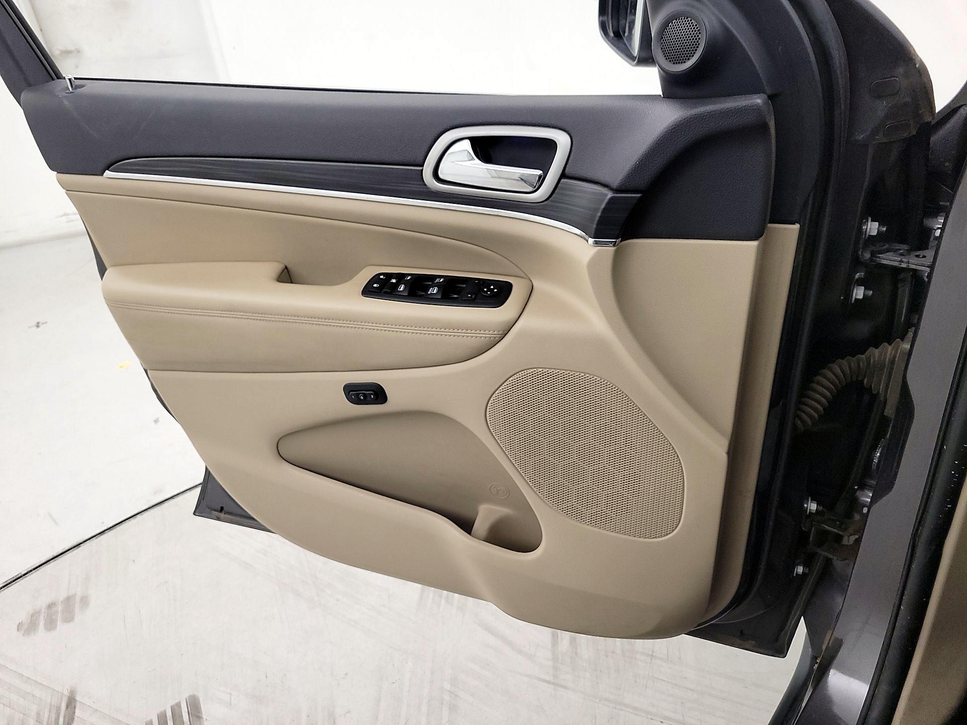 Thumbnail: 2020 Jeep Grand Cherokee - 12